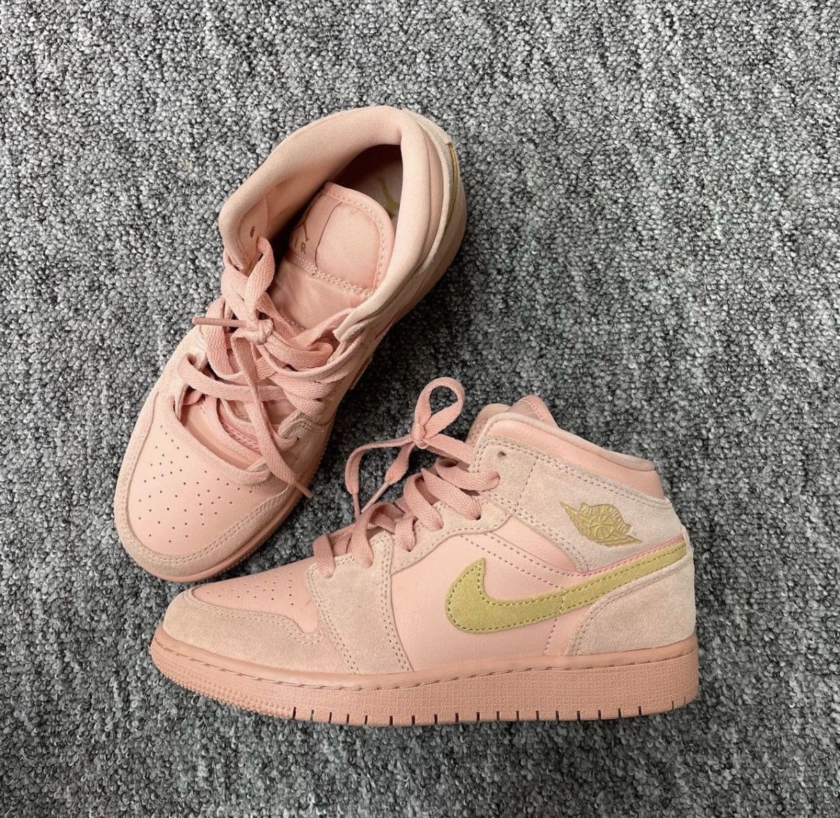 Jordan Brand Jordan Air Jordan 1 Mid Coral Gold K12 Size US 6.5 / IT 36.5 - 1 Thumbnail