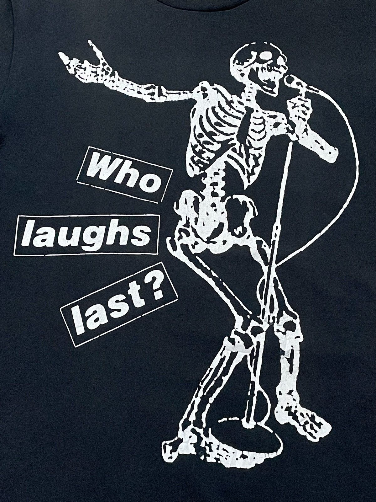 Barbara Kruger × Rage Against The Machine × Vintage Vintage Barbara Kruger Skeleton Who Laughs Last Art Tshirt Size US L / EU 52-54 / 3 - 4 Thumbnail