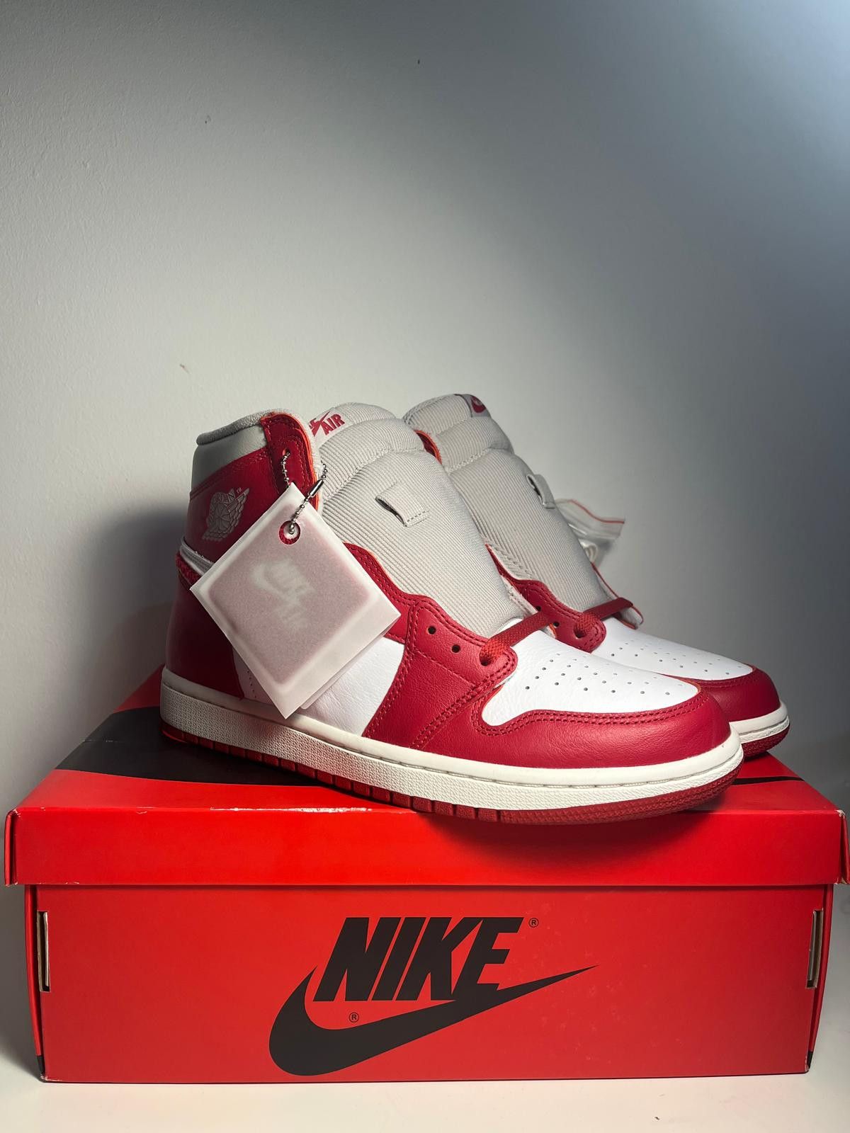 Nike Nike Air Jordan 1 Retro High OG Varsity Red size 41 Size US 8 / EU 41 - 1 Thumbnail