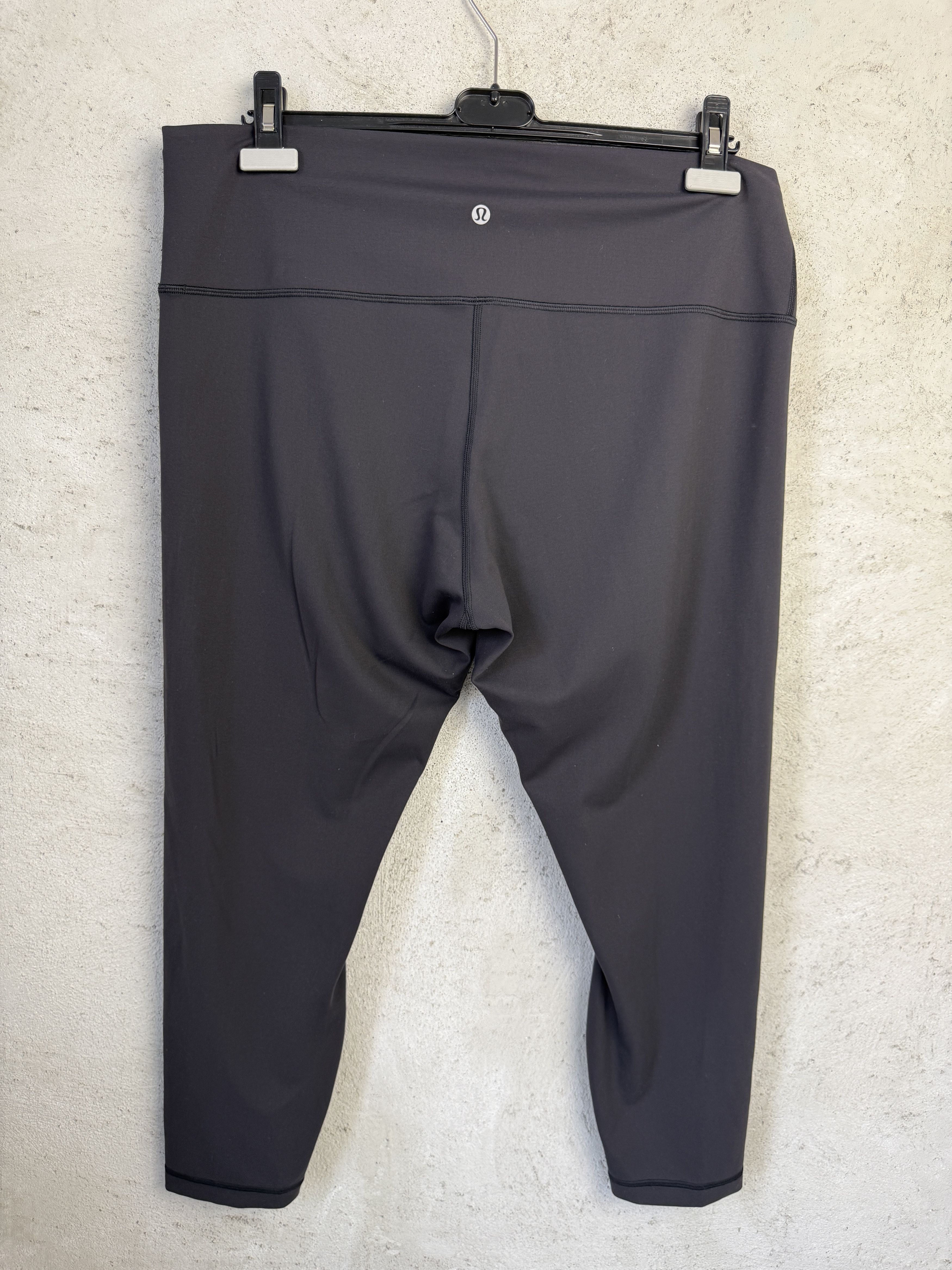 Lululemon Lululemon black capri leggings short yoga gym pilates Size 40" / US 18 - 1 Thumbnail