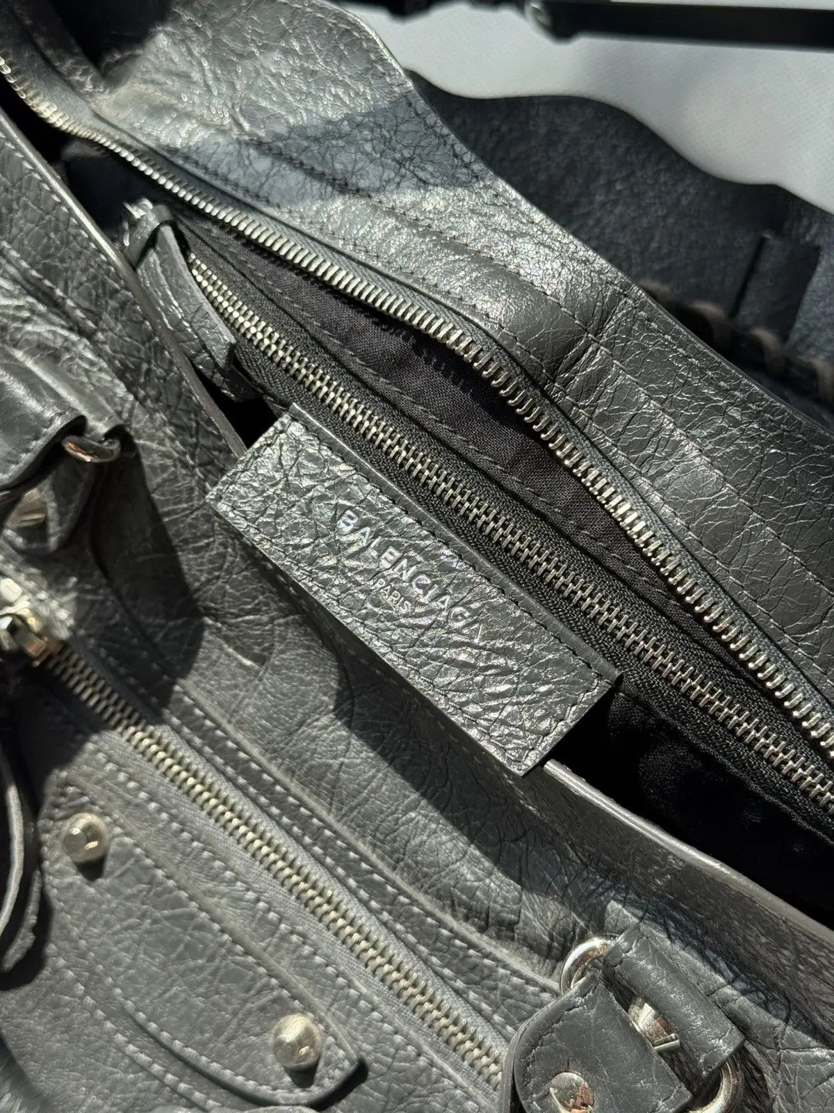 Balenciaga Vintage Balenciaga 00s City Bag Distressed Leather Handbag Size ONE SIZE - 16 Thumbnail