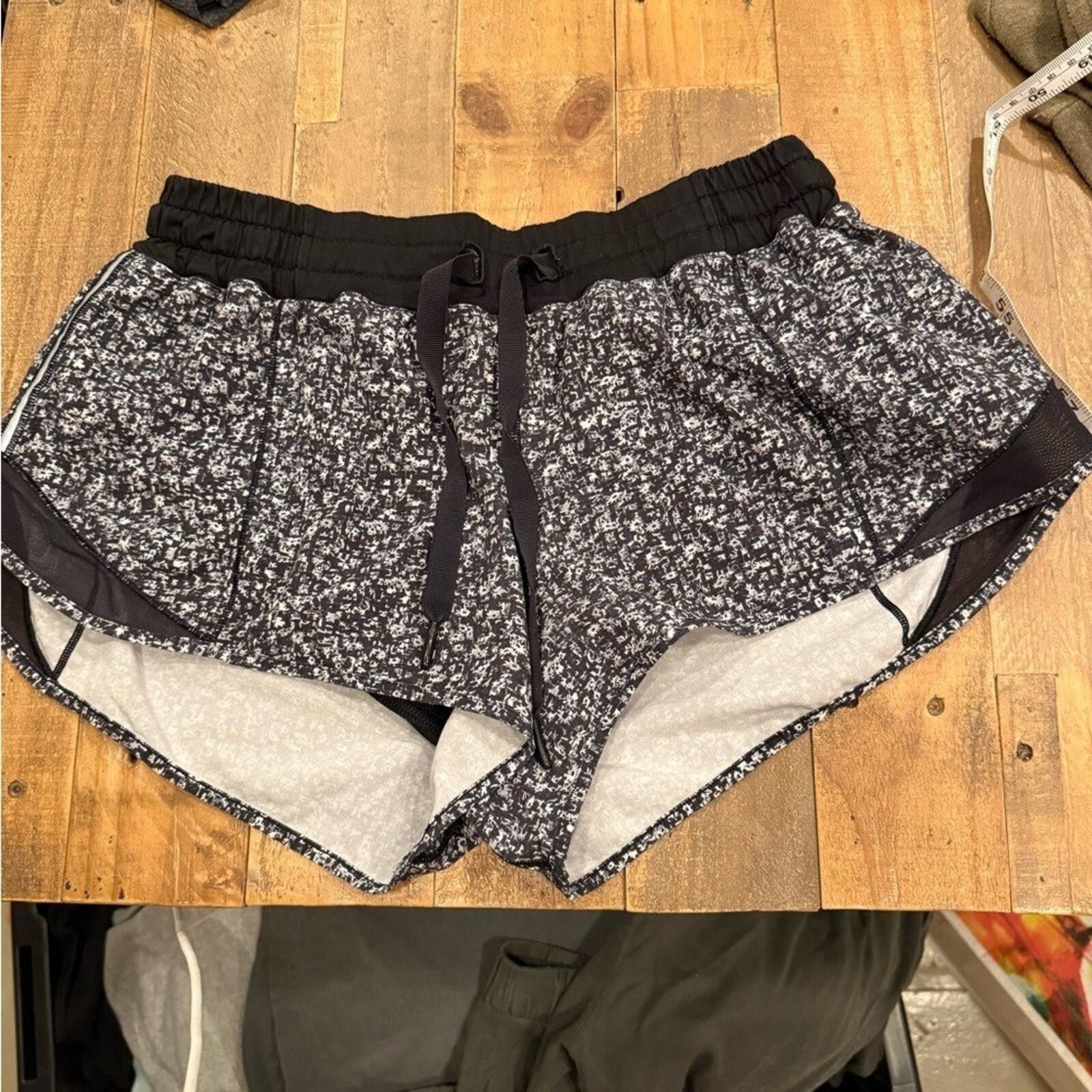 Lululemon Lululemon Hotty Hot Shorts 2.5" Daisy Dust Alpine 8 Size 30" / US 8 / IT 44 - 6 Thumbnail