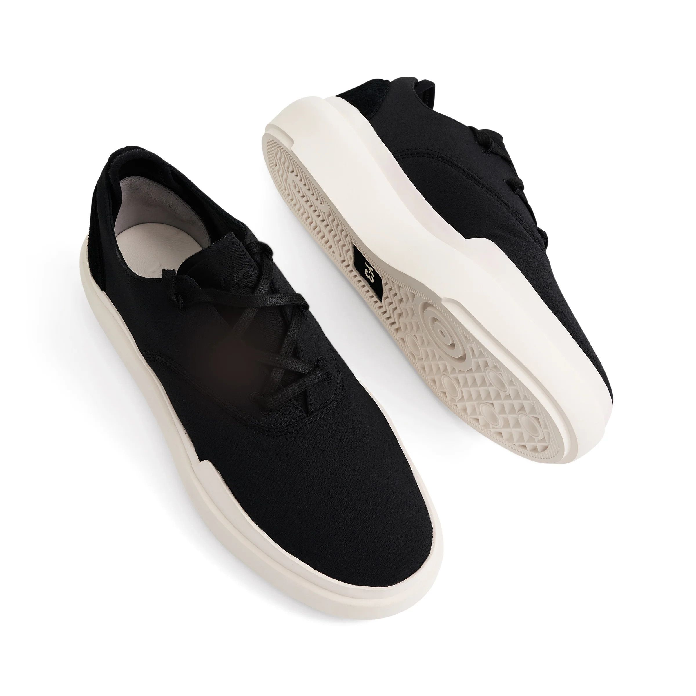 o1mris0824 Low Top Sneaker in Black/White