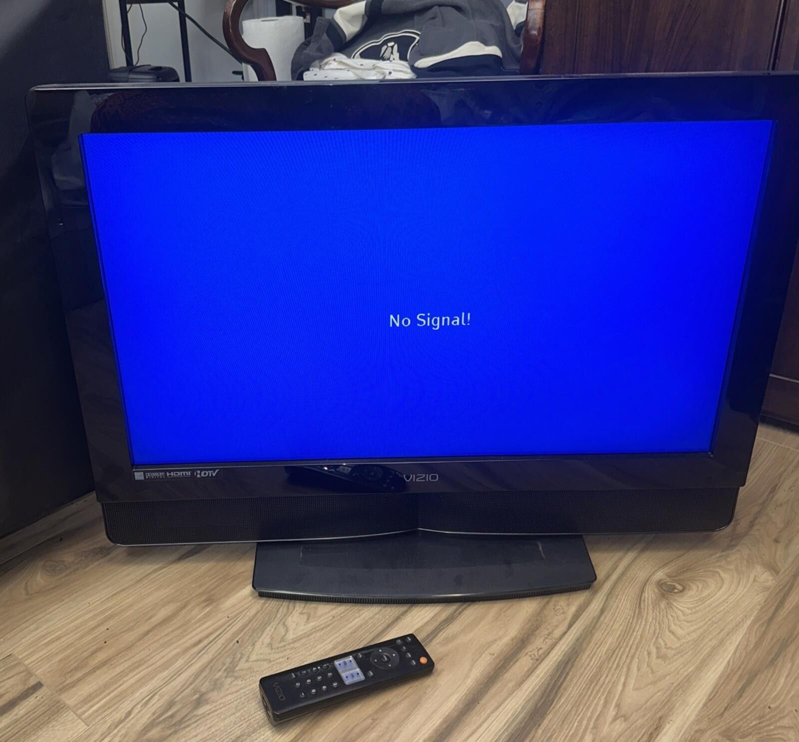 Vision Streetwear Vizio VW32L HDTV40A 32" LCD HDTV HDMI Flat Screen w Remote Size ONE SIZE - 1 Thumbnail