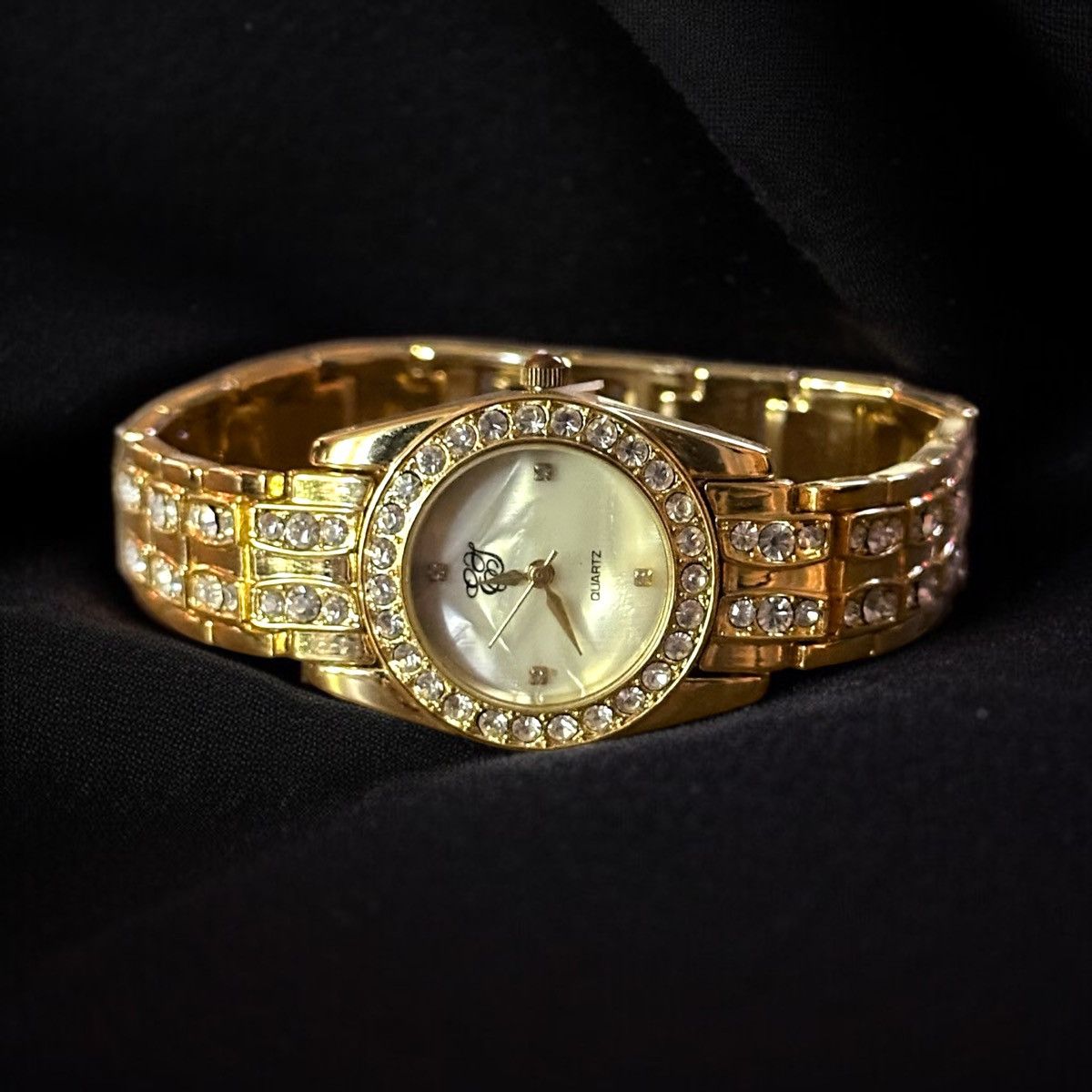 Vintage Vintage Elizabeth Taylor gold tone pave bezel watch Size ONE SIZE - 1 Thumbnail