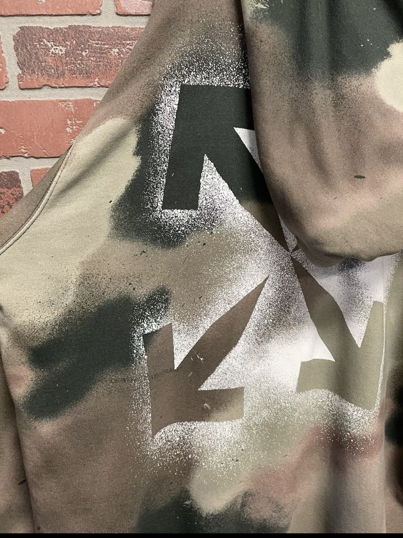 Off-White Size XXL - OFF-WHITE Camo Caravaggio Stencil Print Size US XXL / EU 58 / 5 - 8 Thumbnail