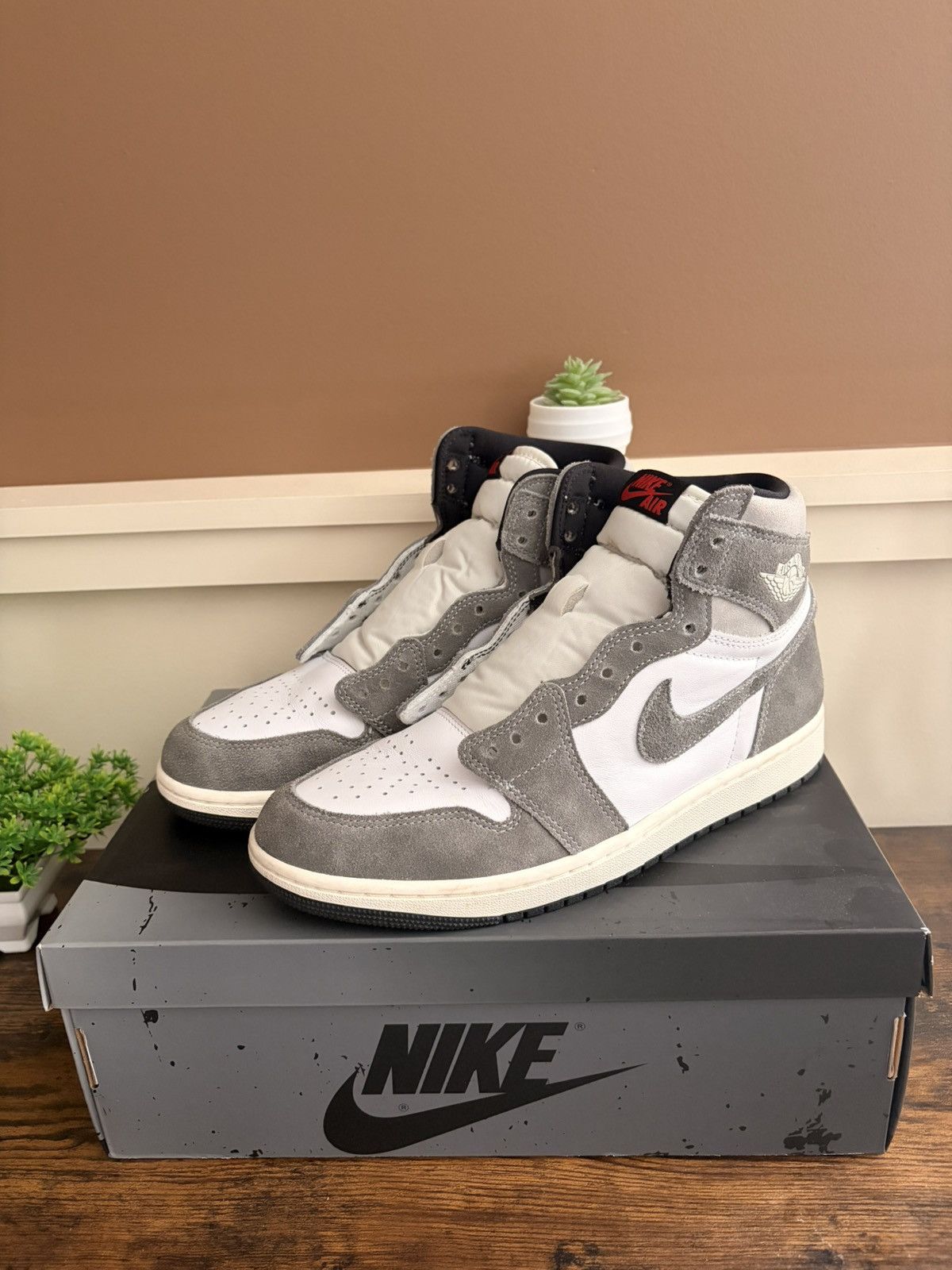 Jordan Brand Air Jordan 1 Retro High OG Black/White/ Light Smoke Grey Size US 9 / EU 42 - 1 Thumbnail