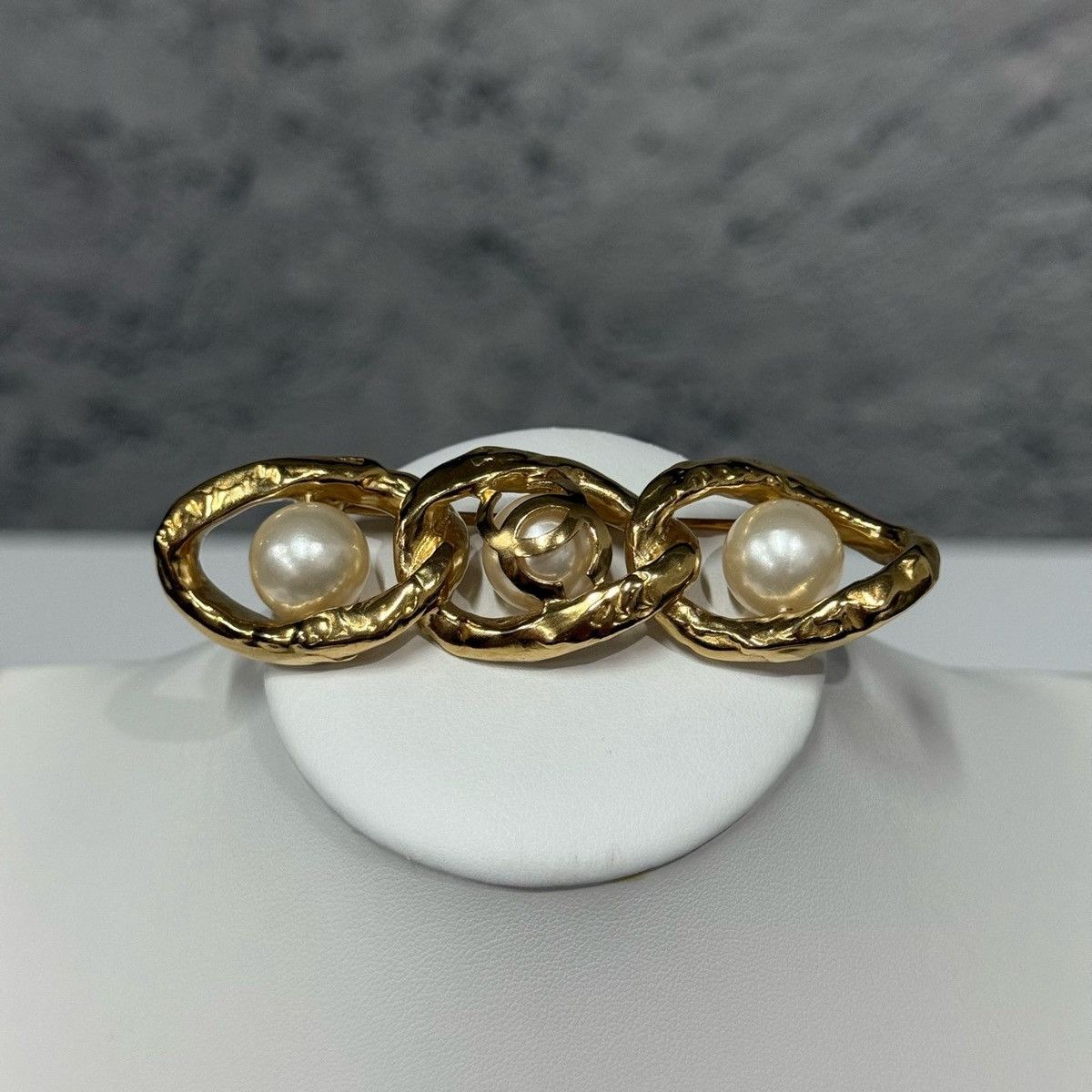 Chanel Chanel CC logo brooch in gold-tone metal with faux pearls Size ONE SIZE - 1 Thumbnail