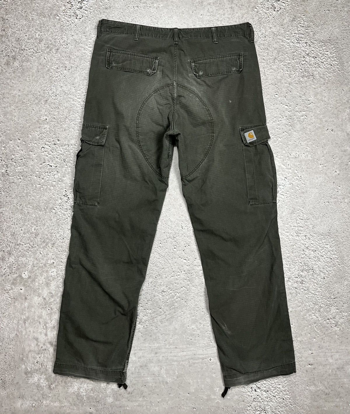 Carhartt distressed green cargo pants 38x34 rugged workwear