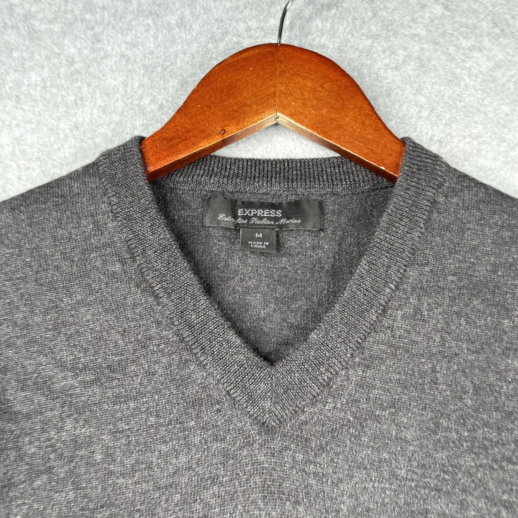 Express Express Murino Wool Sweater Mens Medium Charcoal Grey V-Neck Pullover Knit Italian Theme Size US M / EU 48-50 / 2 - 3 Thumbnail