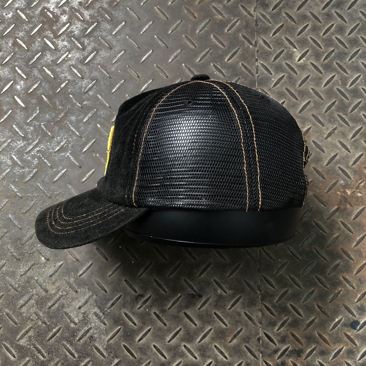Von Dutch 🚫 SOLD 🚫 Von Dutch Rare Black Suede-Towel Trucker Hat Size ONE SIZE - 4 Thumbnail