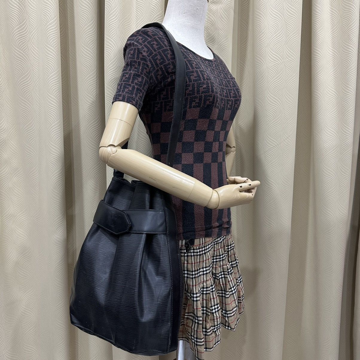 Louis Vuitton LOUIS VUITTON SAC D EPAULE BLACK EPI LEATHER SHOULDER BAG Size ONE SIZE - 1 Thumbnail