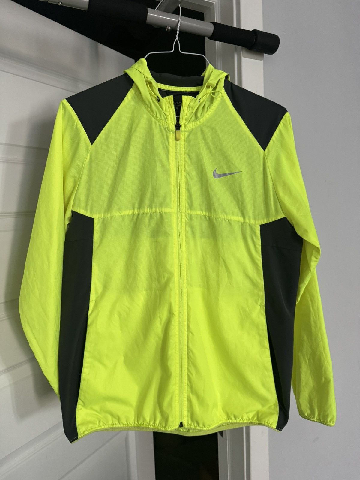 Nike Nike Golf Yellow Volt/Grey Printed Packable Windbreaker Size US M / EU 48-50 / 2 - 1 Thumbnail