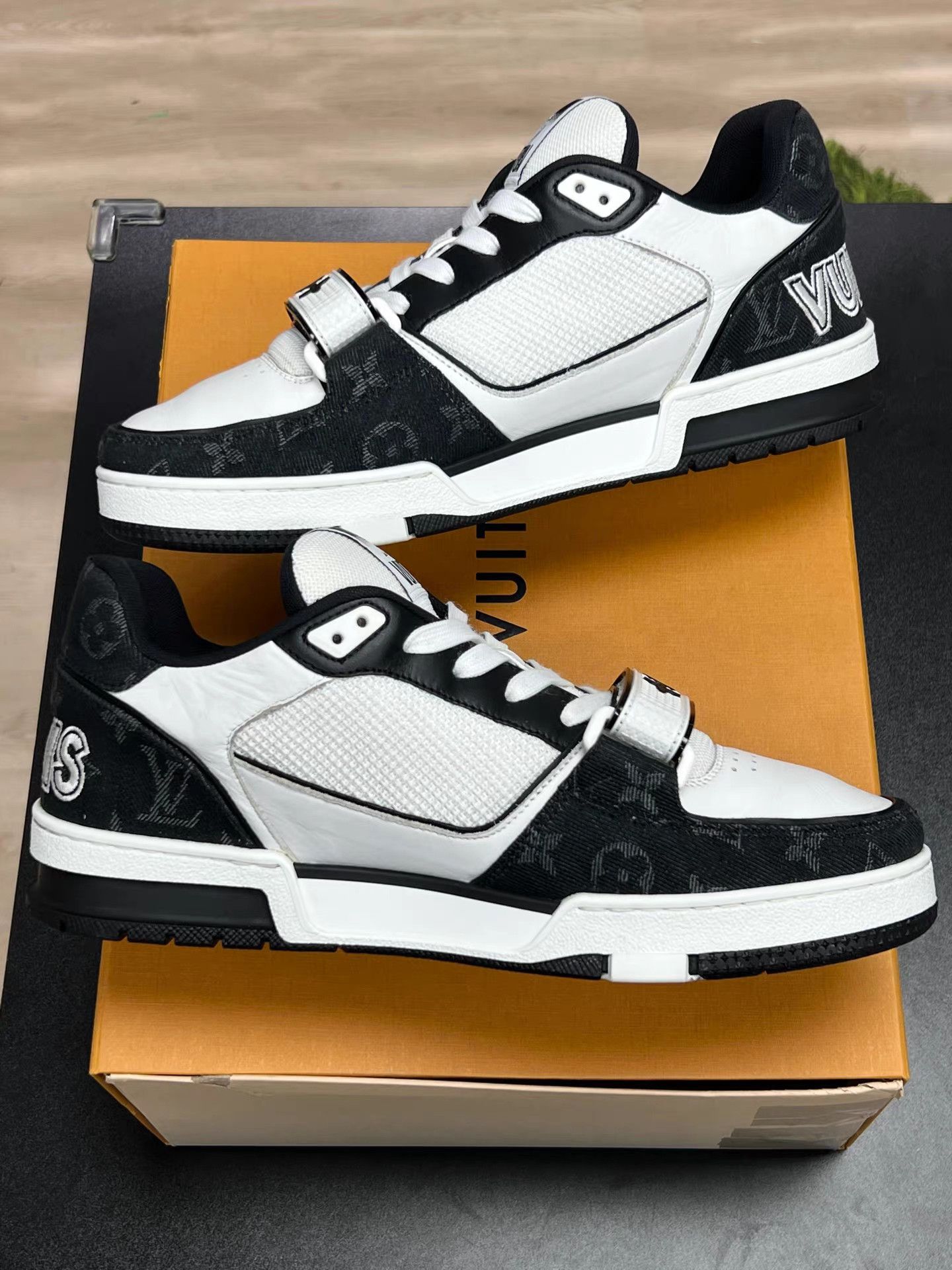 Louis Vuitton Louis Vuitton Trainer Black & White Velcro Sneakers K15 Size US 9.5 / EU 42-43 - 6 Thumbnail