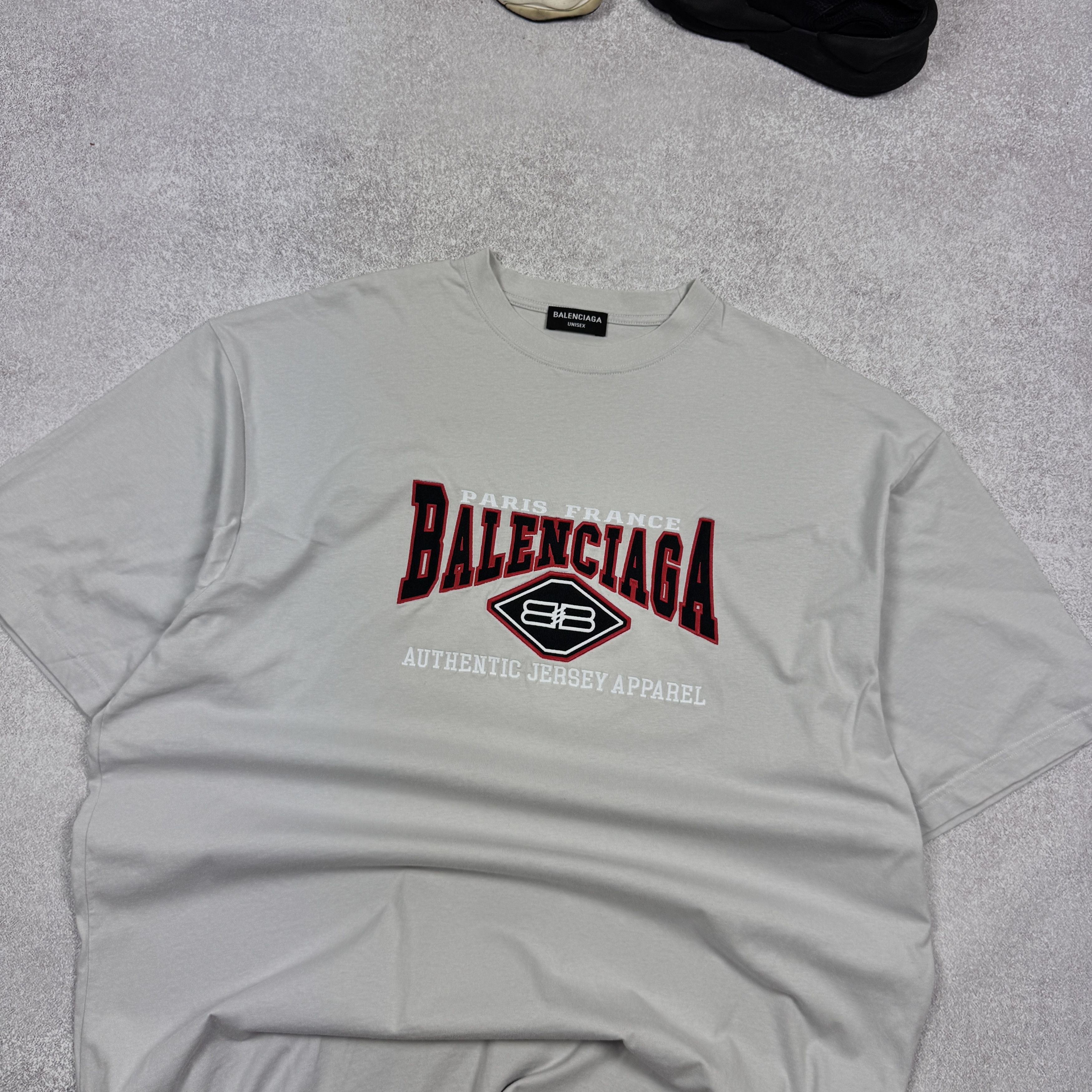 Balenciaga Balenciaga Batwing Embroidered Short Sleeve T-Shirt Size L Size US L / EU 52-54 / 3 - 7 Thumbnail