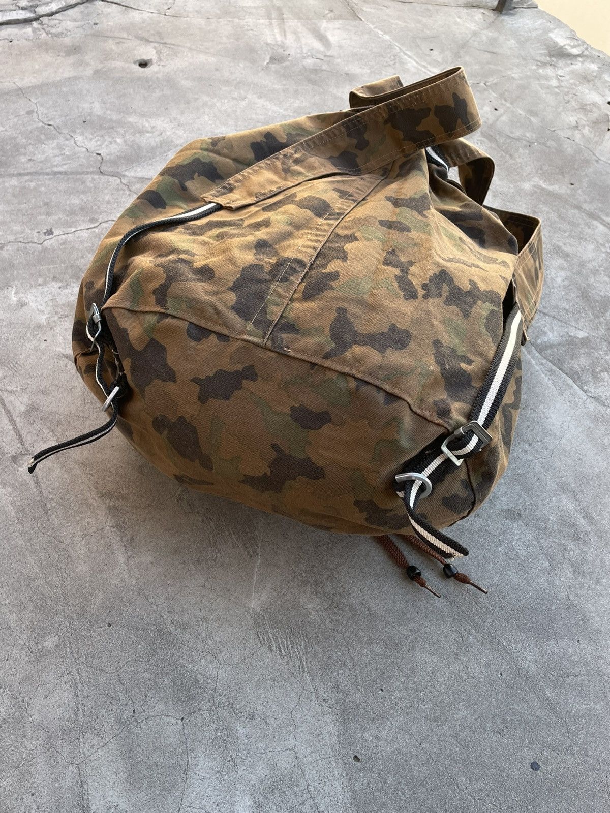 Vintage Camouflage Military Backpack w/ Vintage Zipper Size ONE SIZE - 9 Thumbnail