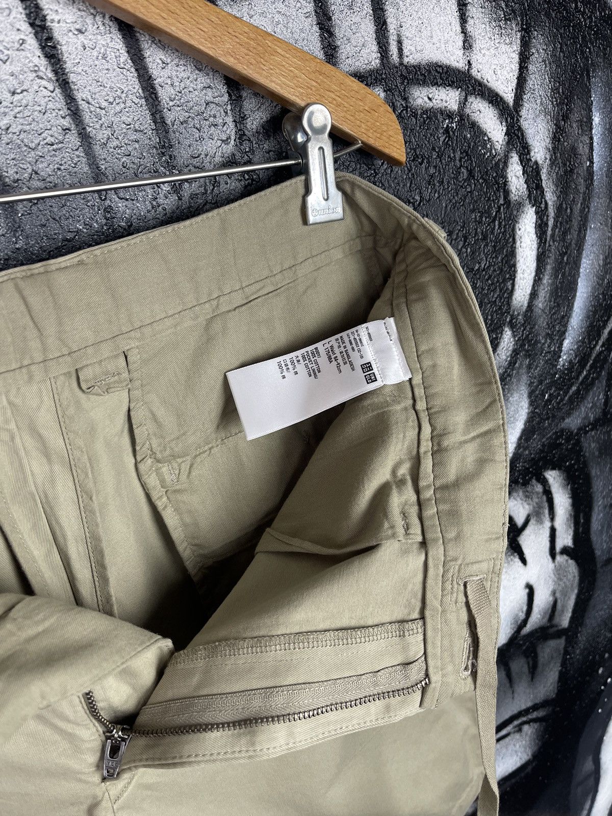 Uniqlo Uniqlo Beige Cotton Chino Shorts Men’s Size Large Size US 34 / EU 50 - 11 Thumbnail