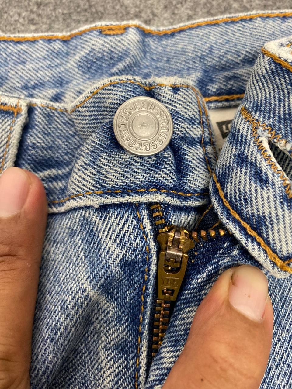 Levi's vintage levis 550 relaxed fit lightwash denim Size US 27 - 13 Thumbnail