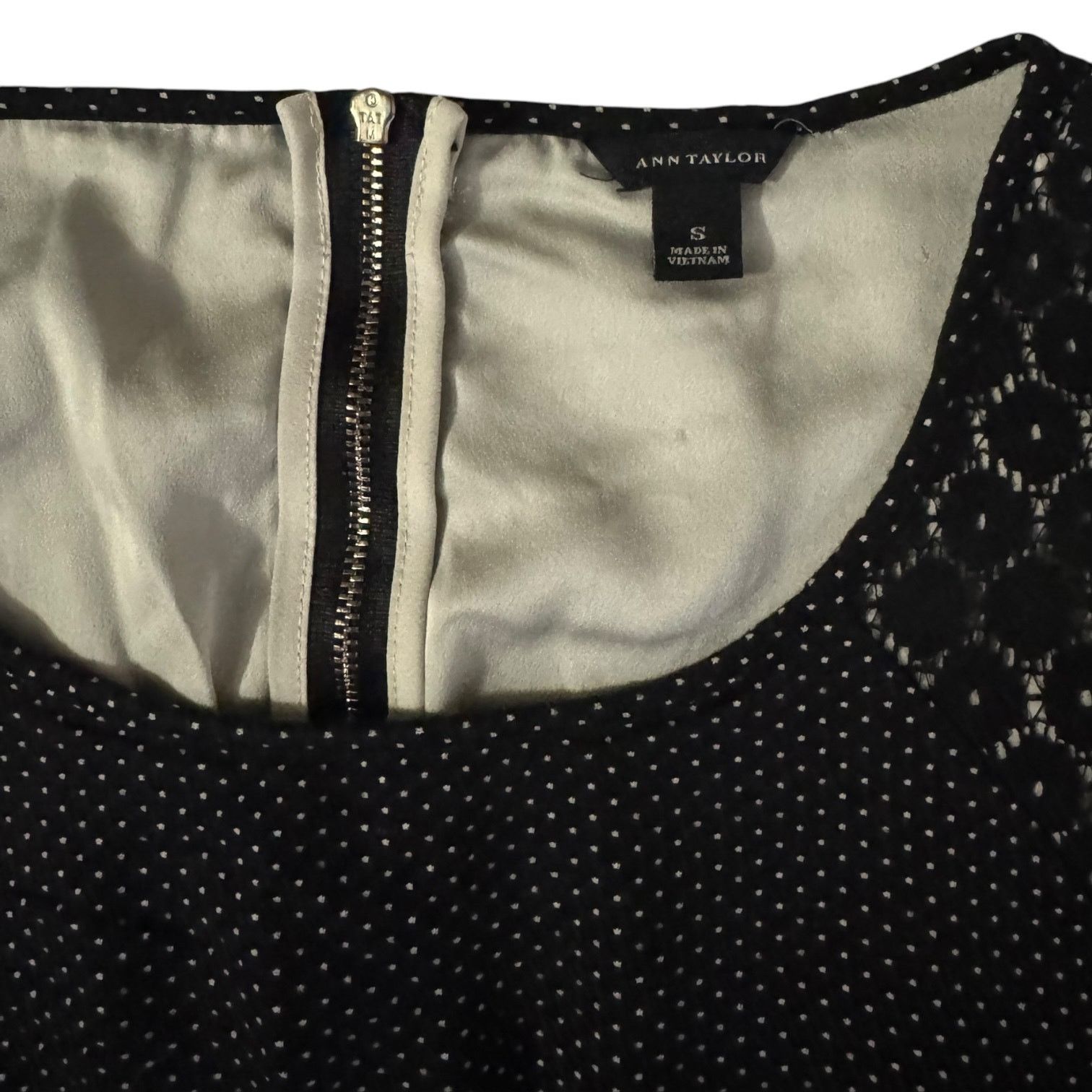 Ann Taylor Ann Taylor Black with White Dots Sleeveless Fitted Top Small Size S / US 4 / IT 40 - 2 Thumbnail