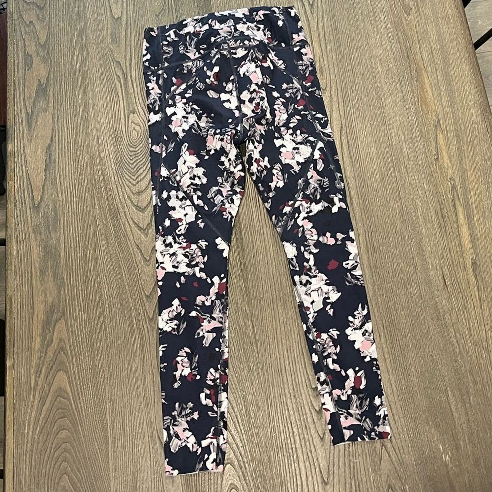 Athleta Athleta Challenge Bloom 7/8 Tight Leggings Navy Pink Floral Size 26" / US 2 / IT 38 - 8 Thumbnail