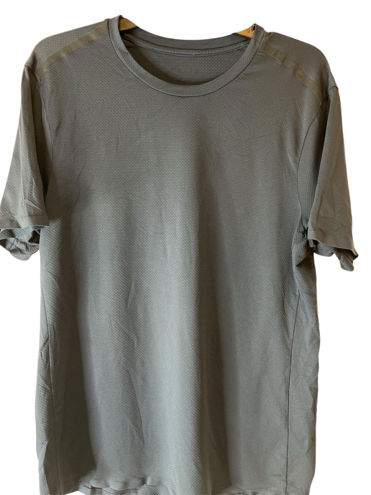 Designer Lululemon Large Gray Performance Short Sleeve Large Size US L / EU 52-54 / 3 - 1 Thumbnail