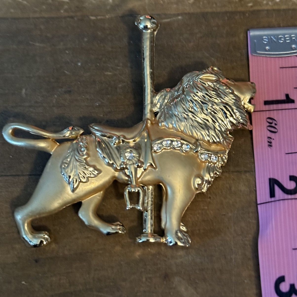 Vintage Vintage gold tone carousel lion brooch Size ONE SIZE - 2 Thumbnail