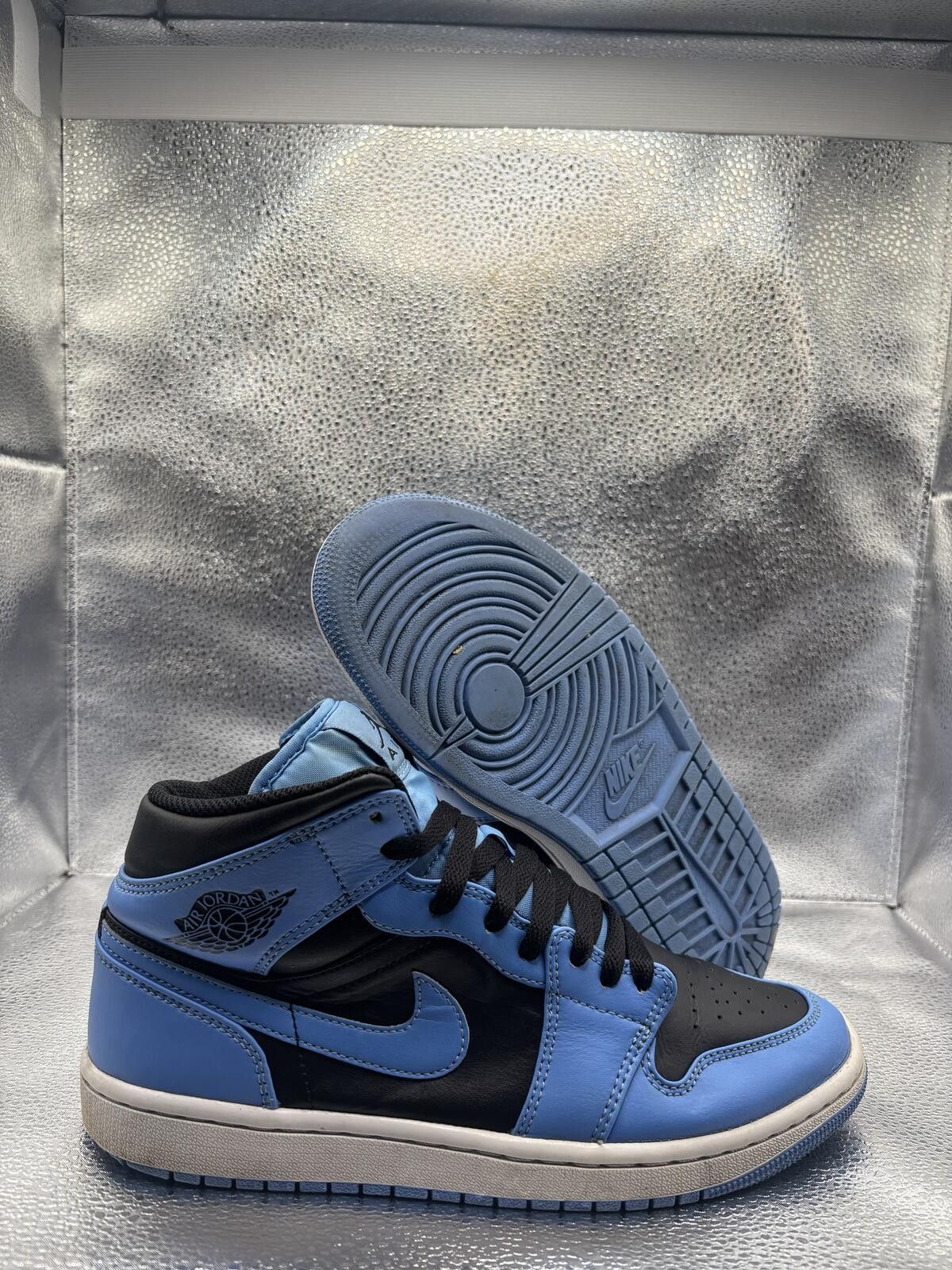 Jordan Brand Air Jordan 1 mid university blue black Size US 8 / EU 41 - 1 Thumbnail