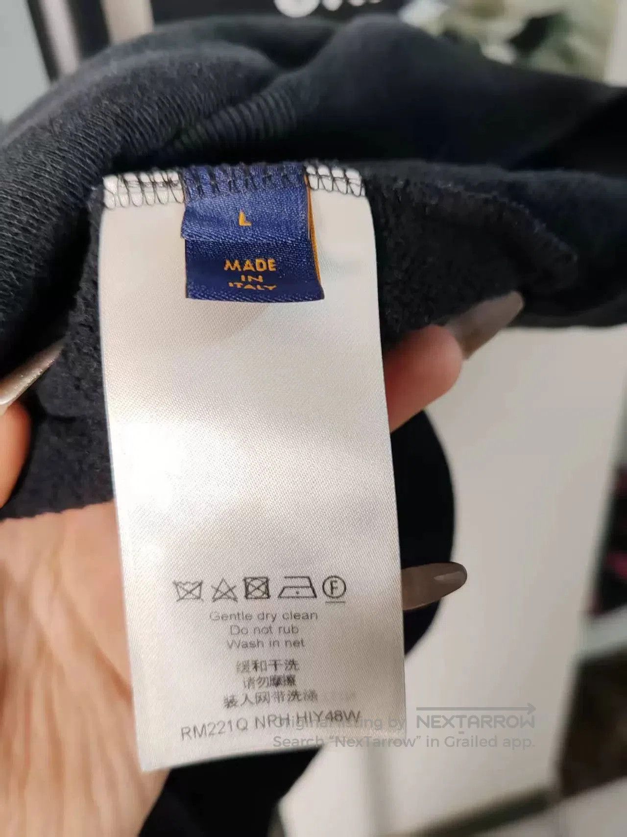 LVXWA Authentic LV New Sweatshirt for Sale. Size US M / EU 48-50 / 2 - 4 Thumbnail