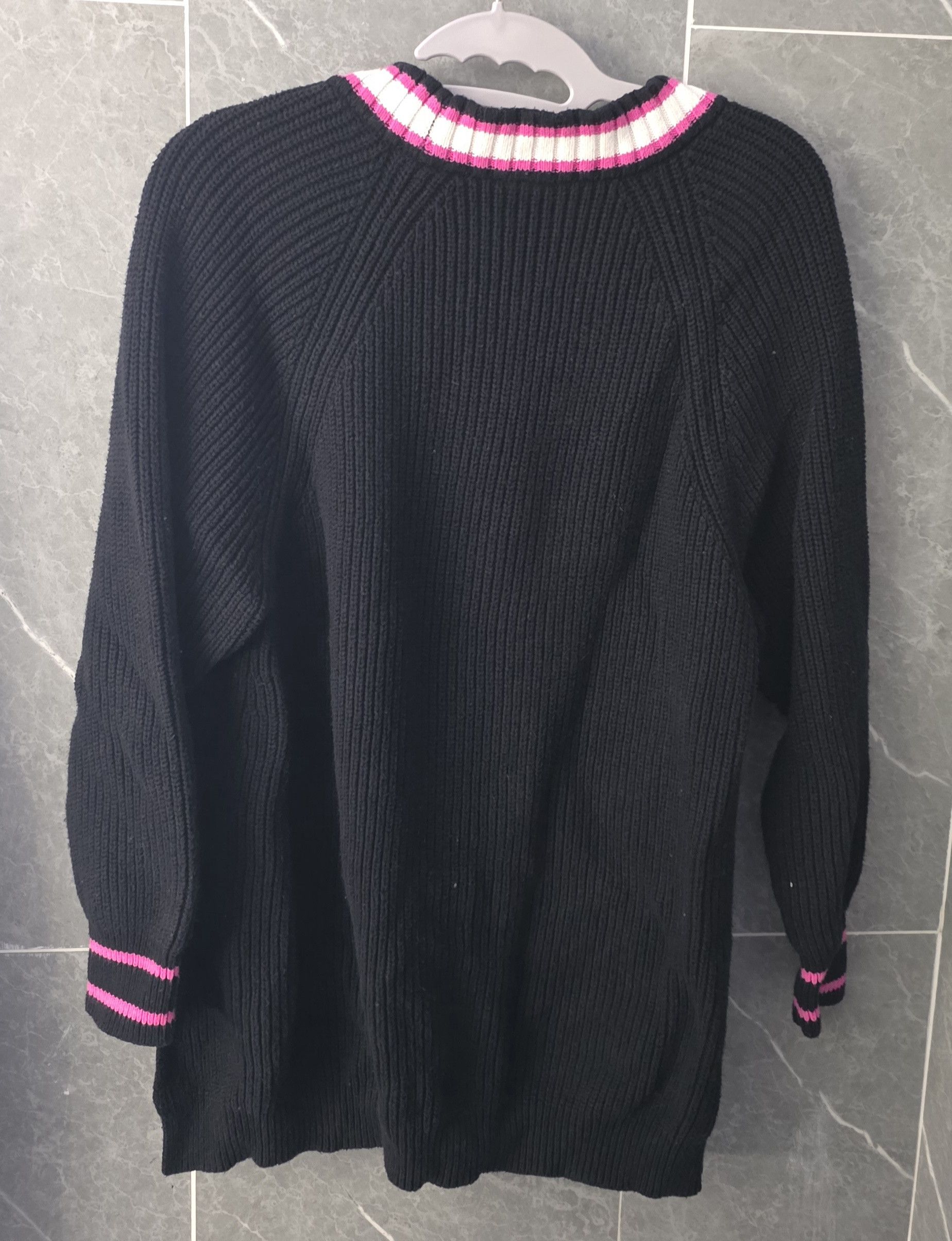 Express Express Varsity Tipped Vneck Long Sleeve Sweater Black Pink Size XS / US 0-2 / IT 36-38 - 2 Thumbnail