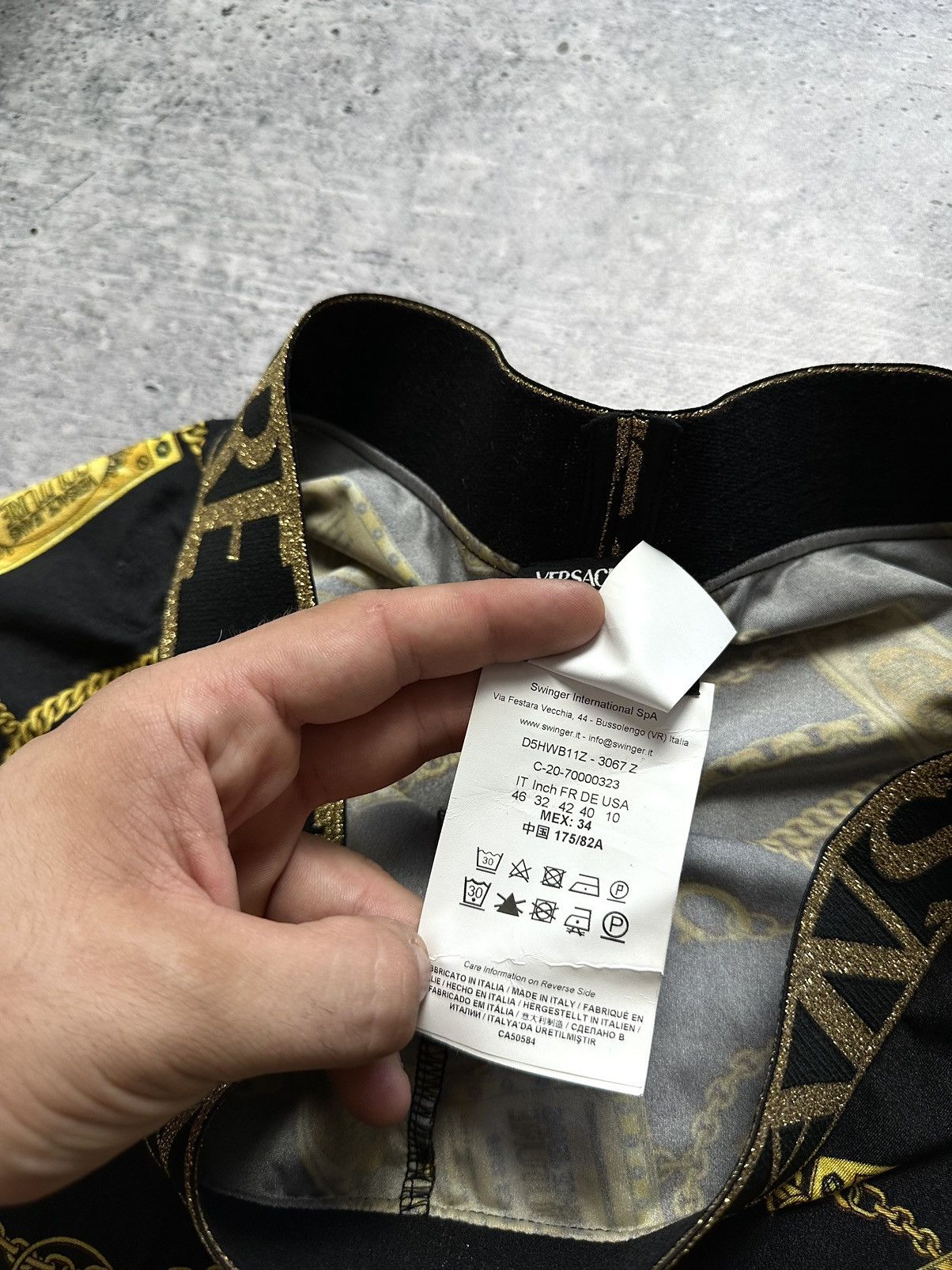 Versace Jeans Couture Versace Jeans Couture Logomania Print Cycling Y2K Shorts Size 32" / US 10 / IT 46 - 6 Thumbnail