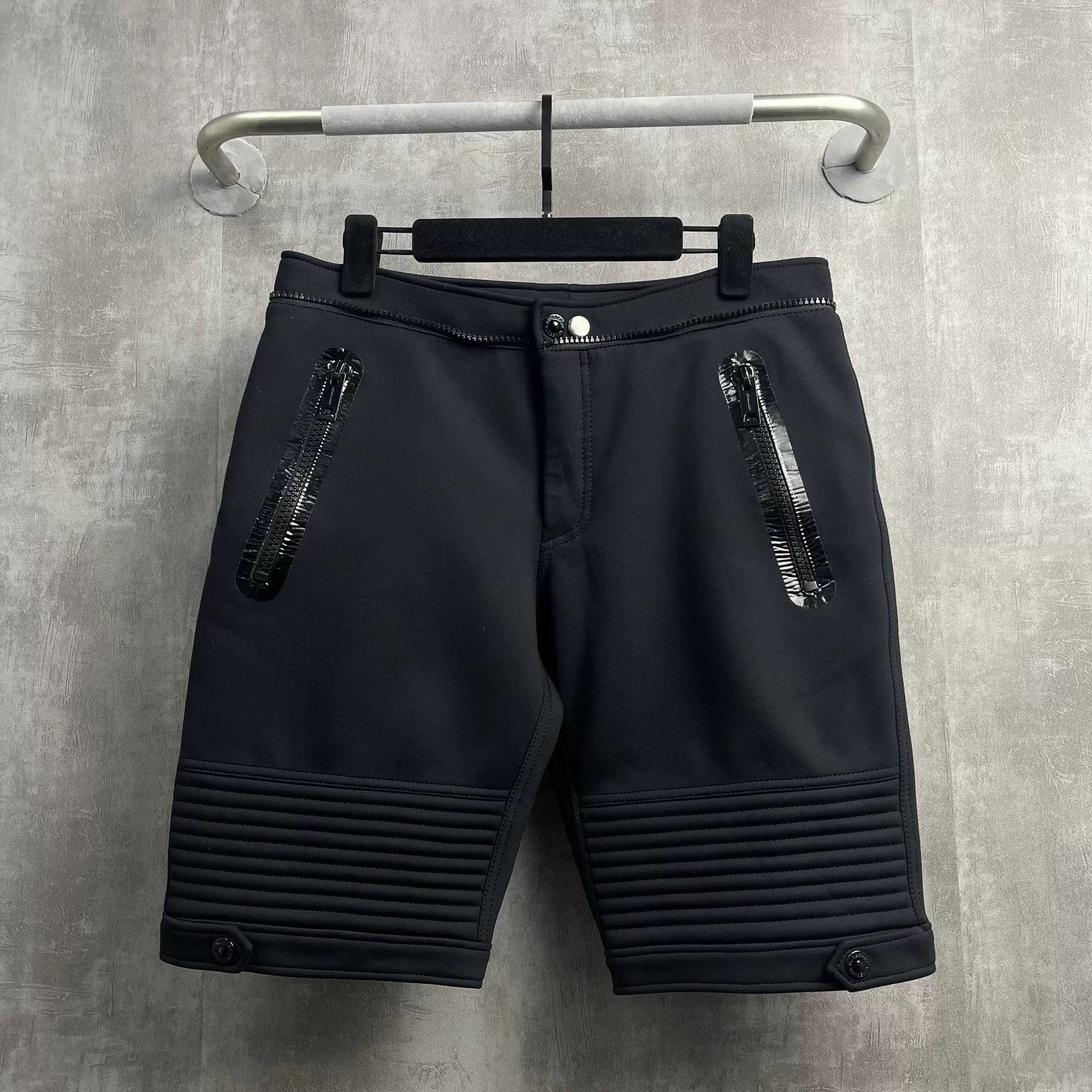 Burberry Burberry Show Rubber Strip Zipper Shorts Size US 32 / EU 48 - 1 Thumbnail