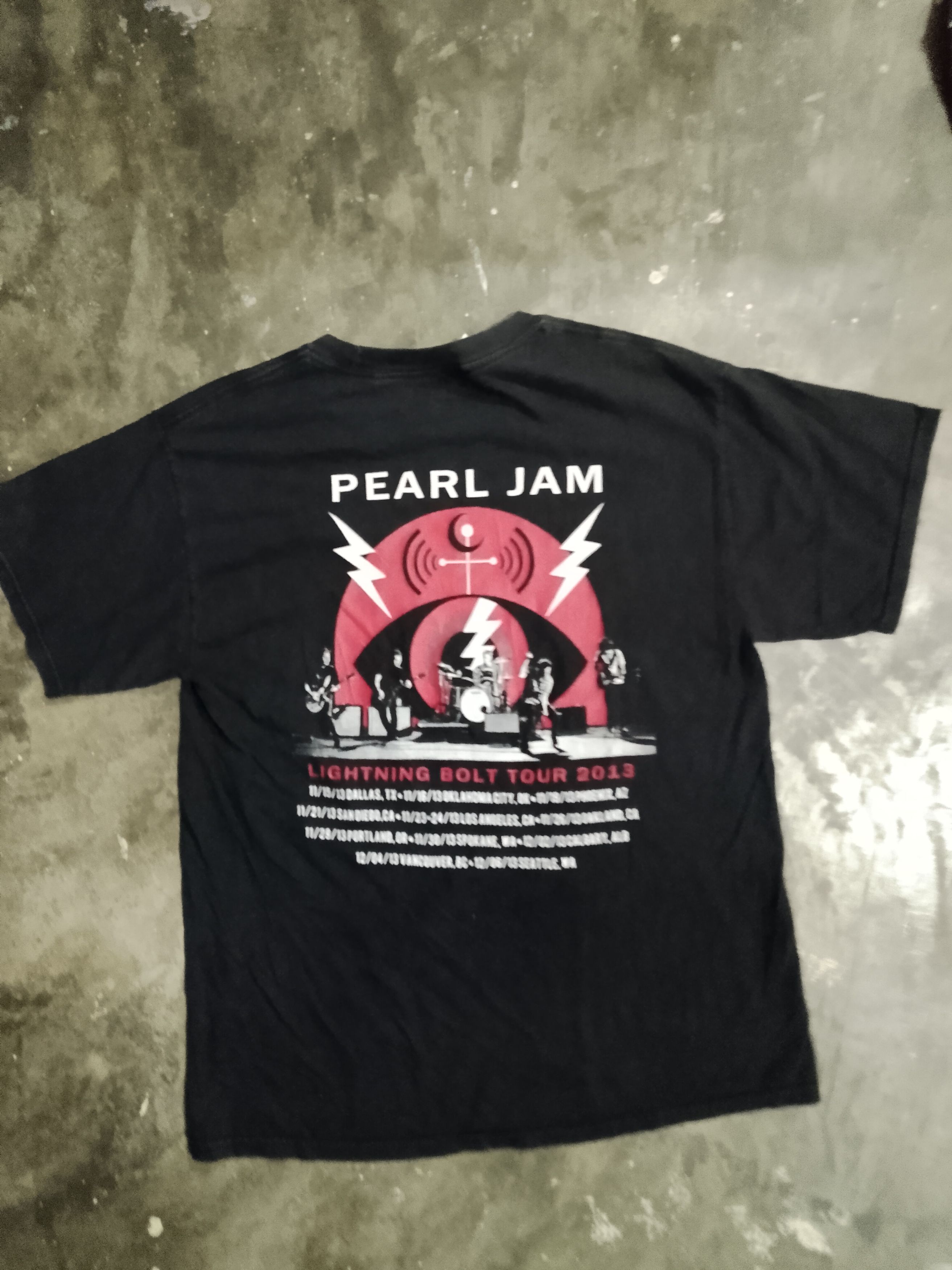 Band Tees Pearl Jam lightning bolt tee Size US L / EU 52-54 / 3 - 3 Thumbnail