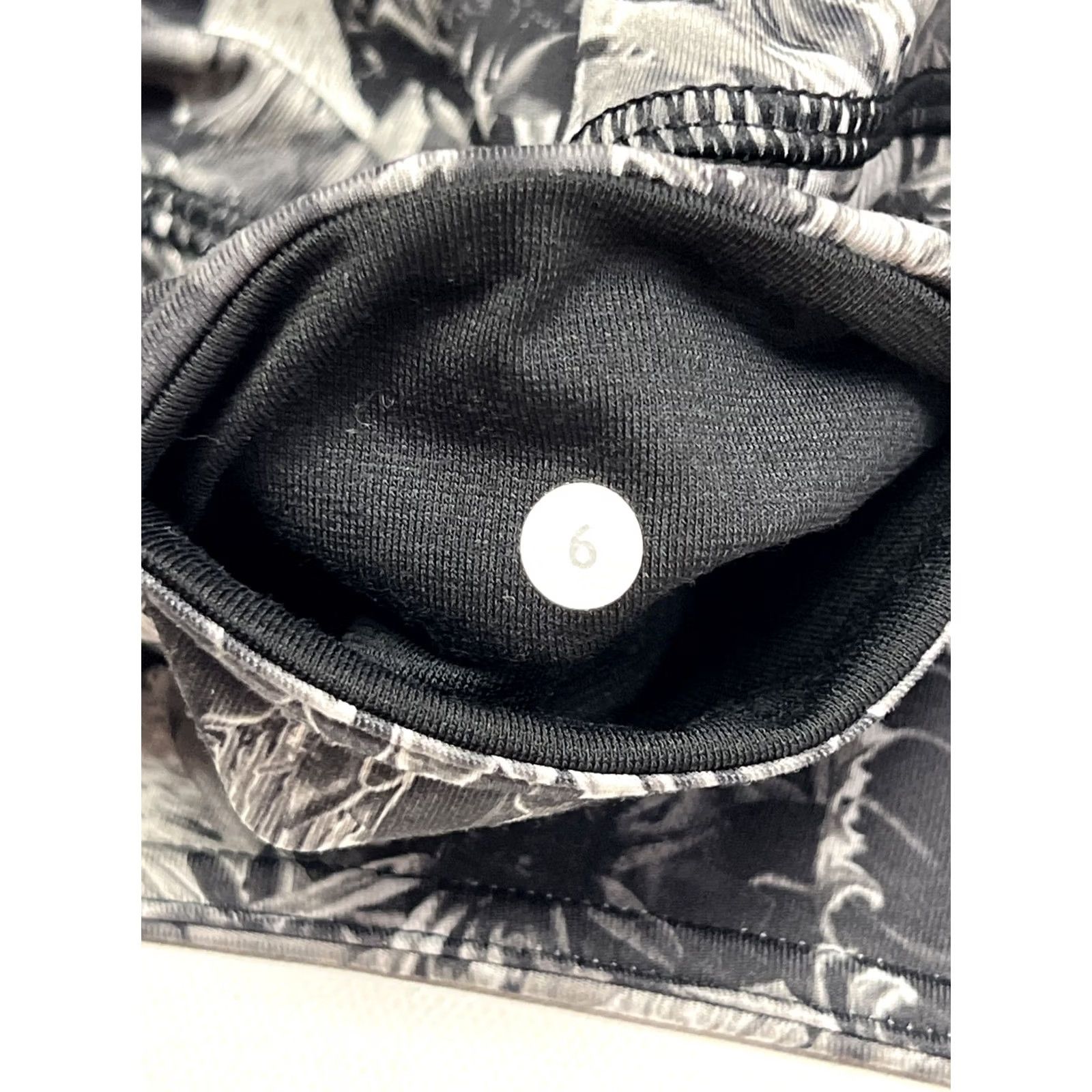 Lululemon Lululemon Leggings Size 6 Floral Capri Black Gray Cropped Women's Size 28" / US 6 / IT 42 - 4 Thumbnail