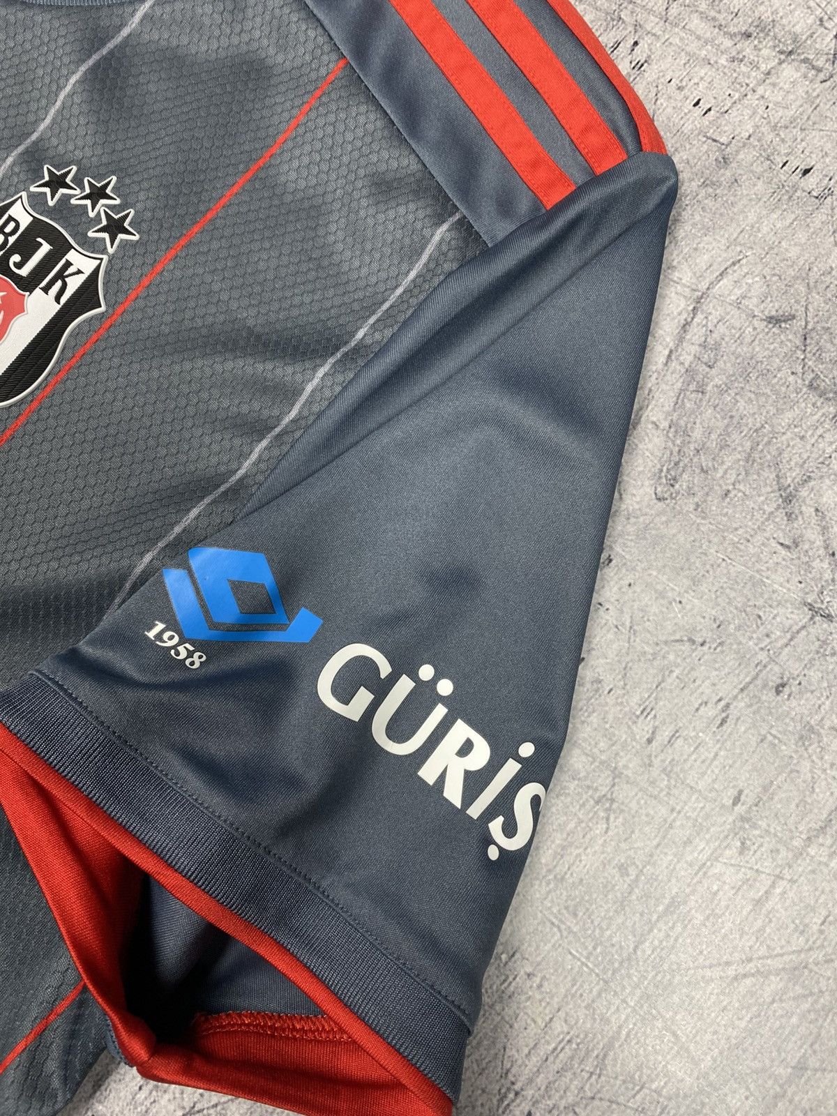 Adidas Adidas Beşiktaş 2021/22 Third Jersey #8 Güven Size US M / EU 48-50 / 2 - 9 Thumbnail
