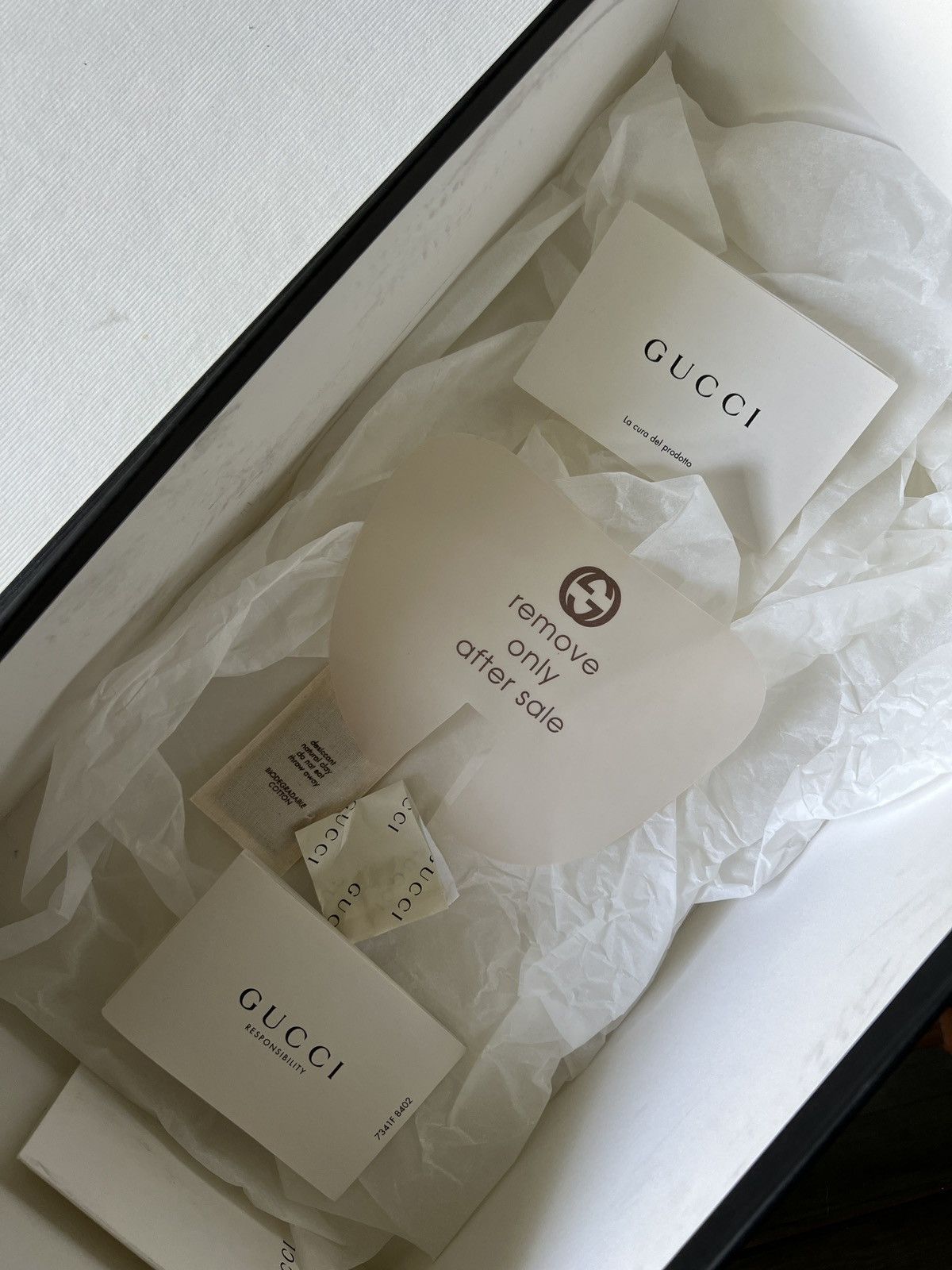 Gucci Gucci - Ace Low Top Sneaker (Embroidered Bee) Size US 8 / EU 41 - 14 Thumbnail