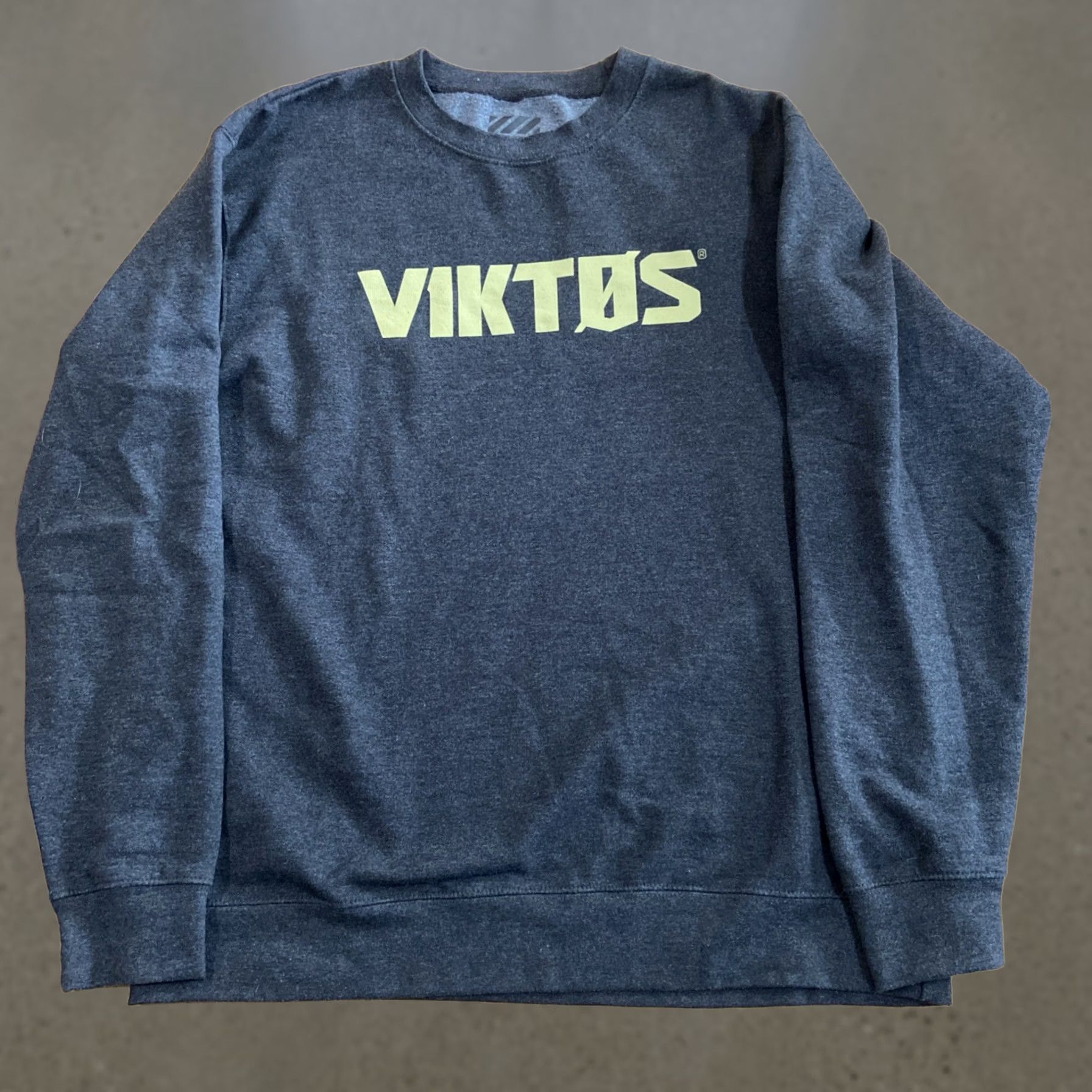 Vintage Viktos Men’s Crew Neck Pullover Long Sleeve Sweatshirt Operator Tactical Size XL Gray Sweatshirt Logo Graphic Print All Seasons Regular Fit Damen? No Size US XL / EU 56 / 4 - 1 Thumbnail
