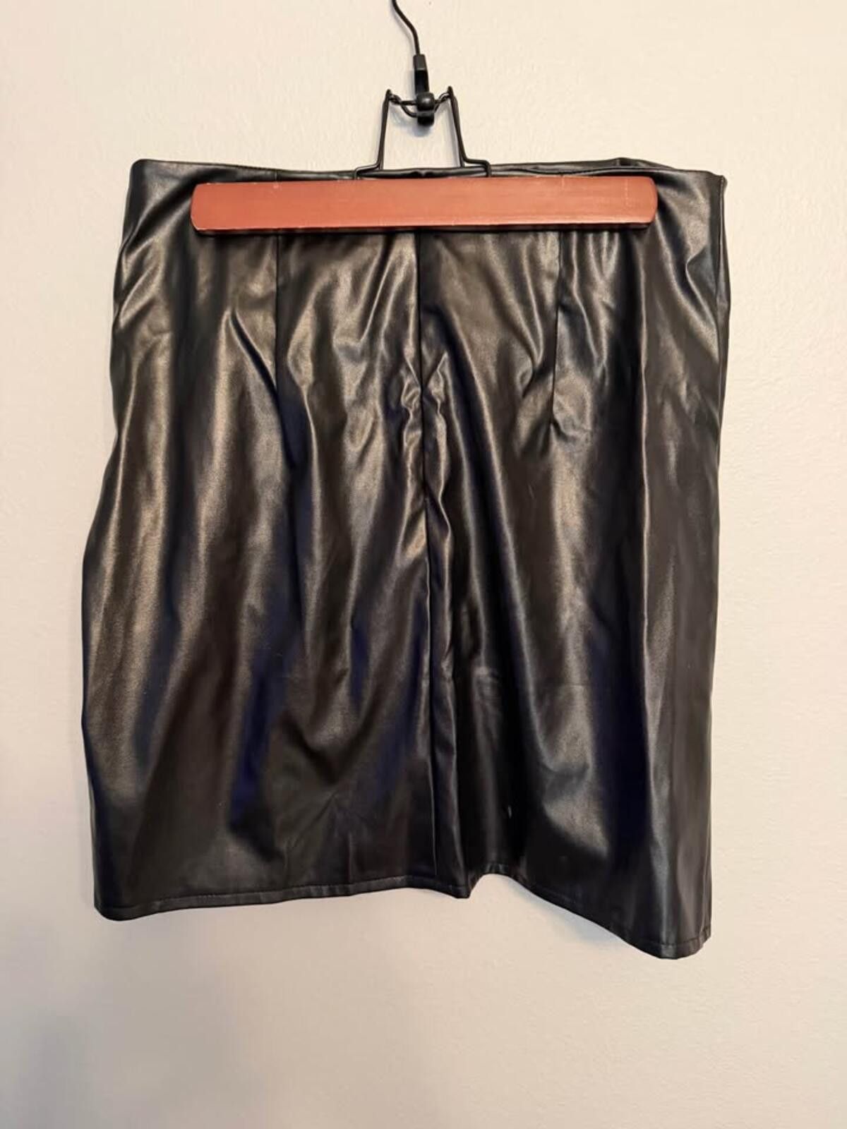 Shein SHEIN Leather Skirt w Ruching Side Size Medium Size 32" / US 10 / IT 46 - 3 Thumbnail