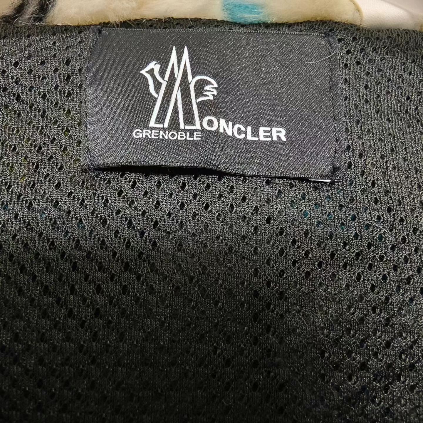 Moncler Moncler All-Over Heart & Smiley Face Fleece Jacket - L Size L / US 10 / IT 46 - 3 Thumbnail