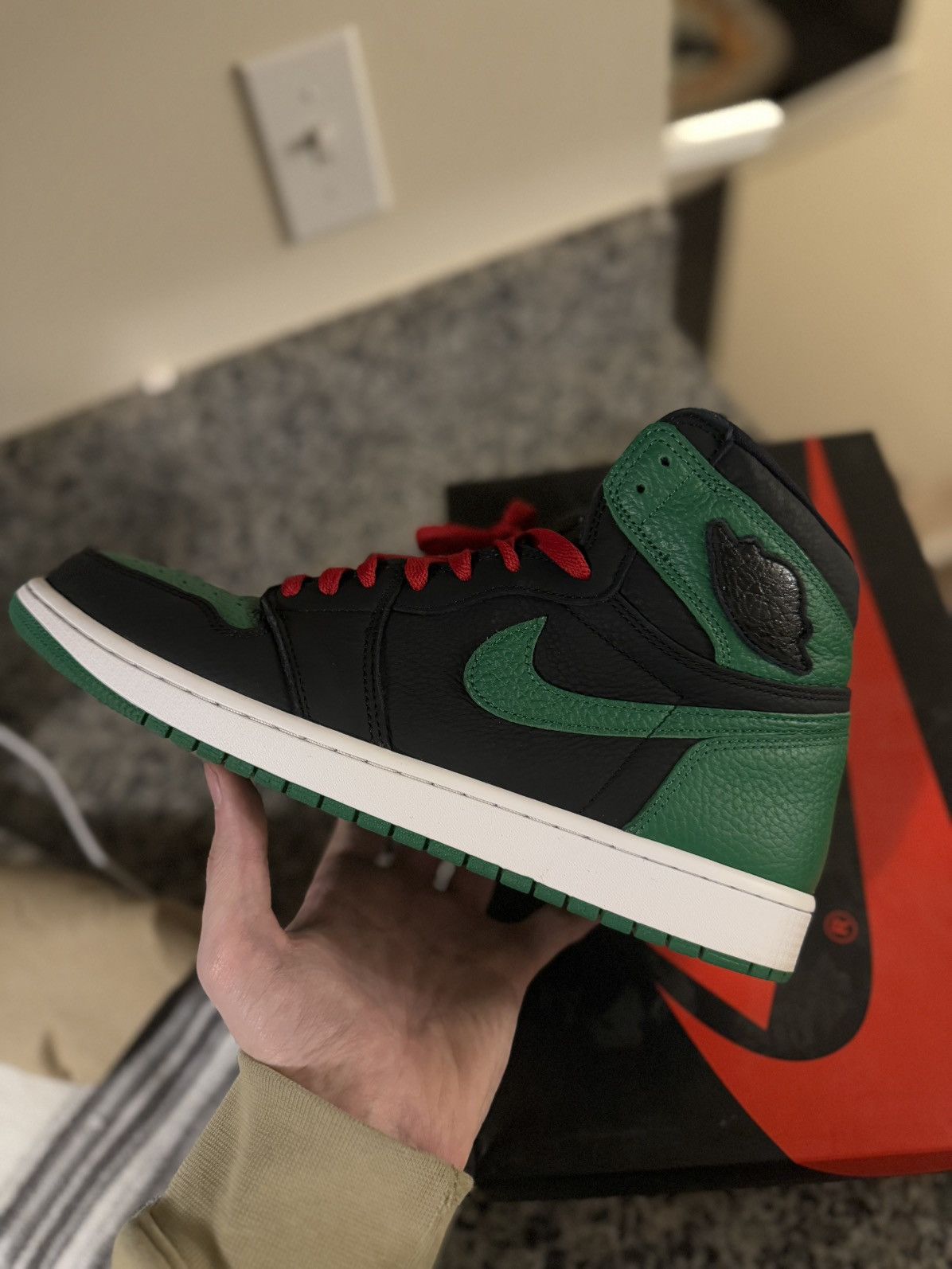 Jordan Brand × Nike Jordan 1 Pine Green Size 12 (555088-030) W BOX Size US 12 / EU 45 - 9 Thumbnail