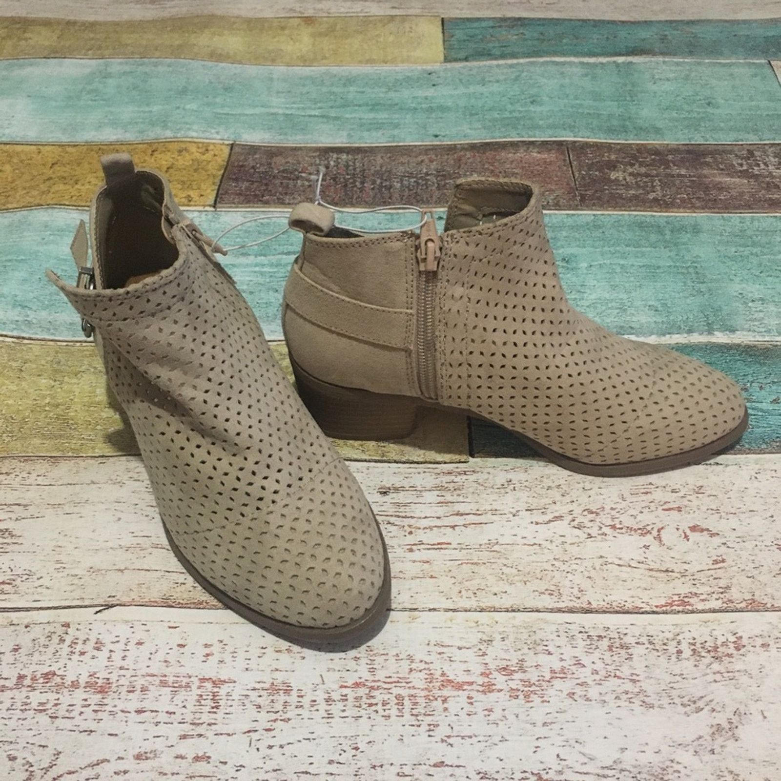 Other Universal Thread Camdyn laser cut ankle booties NEW Size US 5.5 / IT 35.5 - 3 Thumbnail