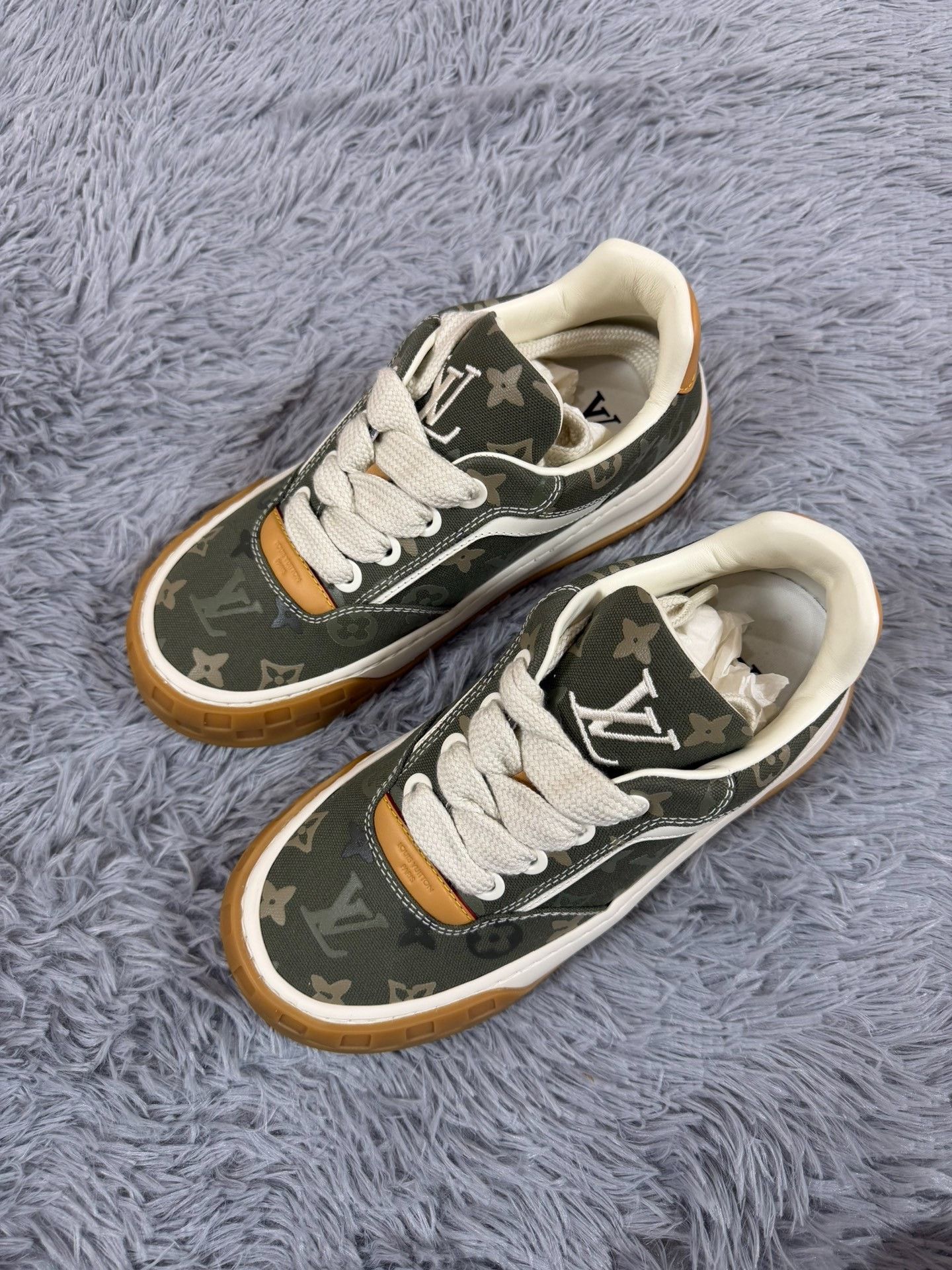 Louis Vuitton Louis Vuitton Green Lowtop Sneakers 41 Men Size US 8.5 / EU 41-42 - 1 Thumbnail
