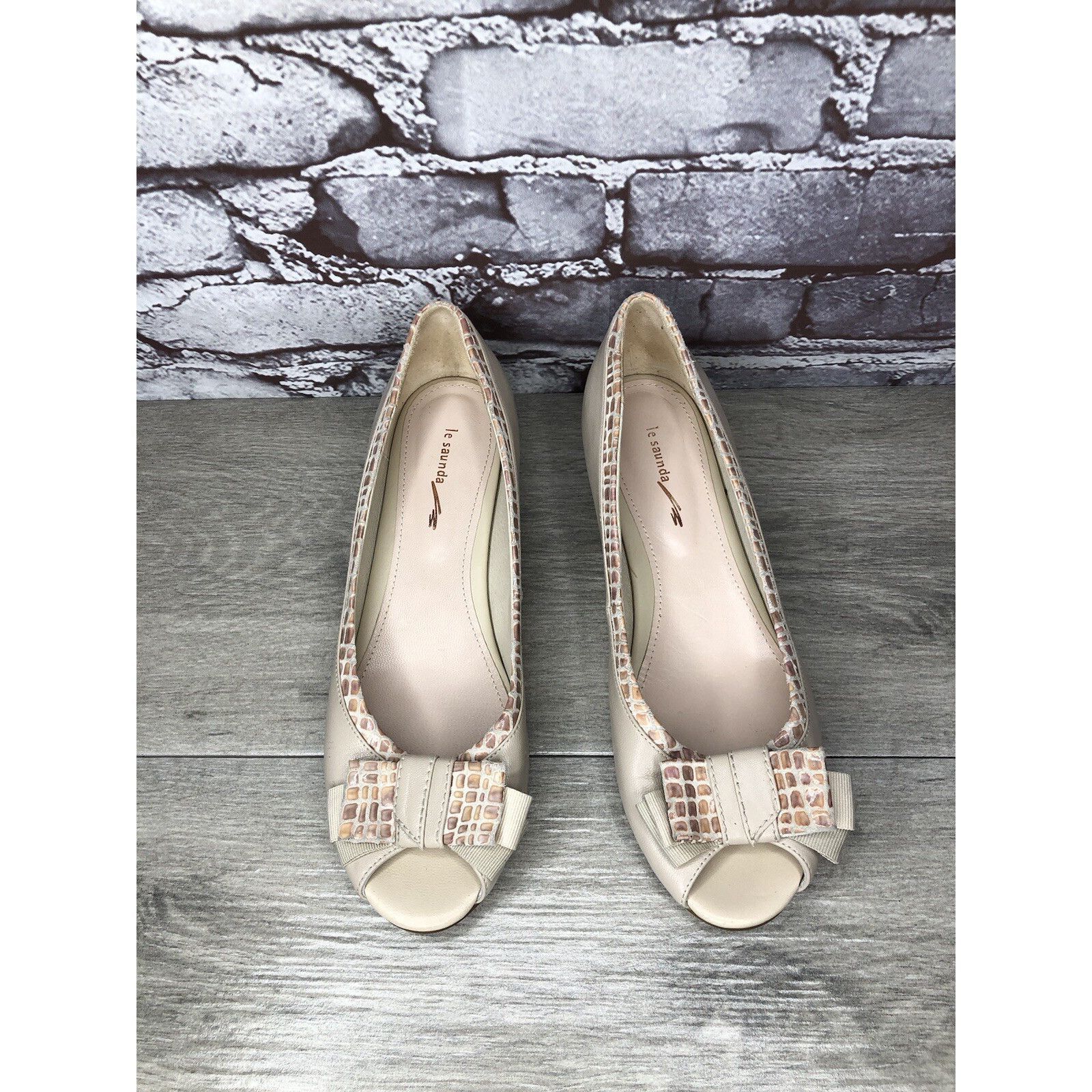 Other LE SAUNDA Ivory Leather Pink Croc Bow Peep Toe Wedges Women’ Size US 7.5 / IT 37.5 - 14 Thumbnail