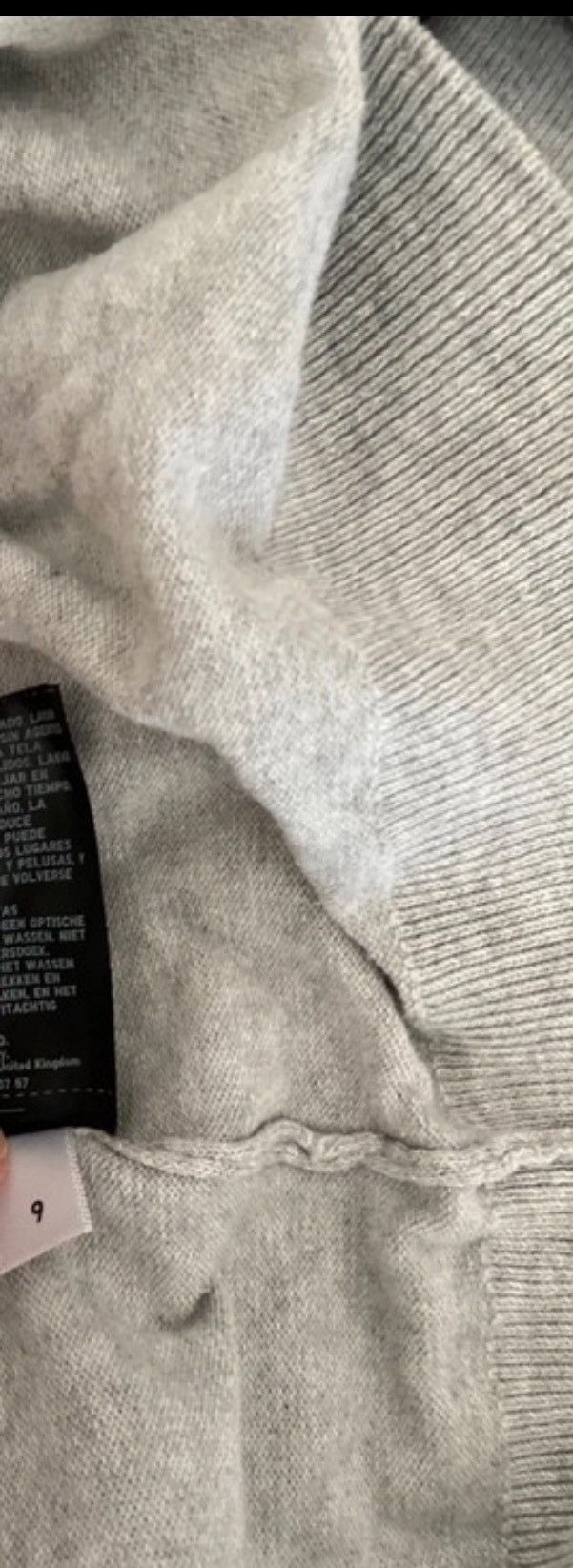 Uniqlo Grey UNIQLO V neck Uniqlo mens knit jumper size L Size US L / EU 52-54 / 3 - 4 Thumbnail