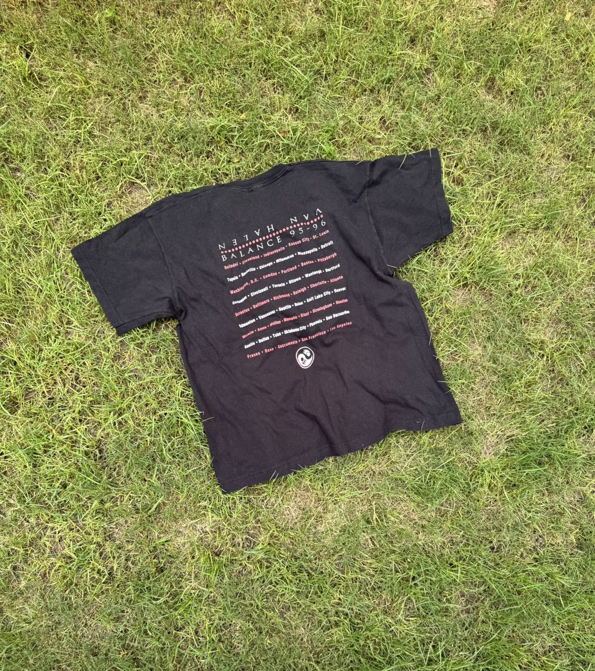 Vintage Vintage 1995 Van Halen “Balance” tour t-shirt Size US XL / EU 56 / 4 - 7 Thumbnail