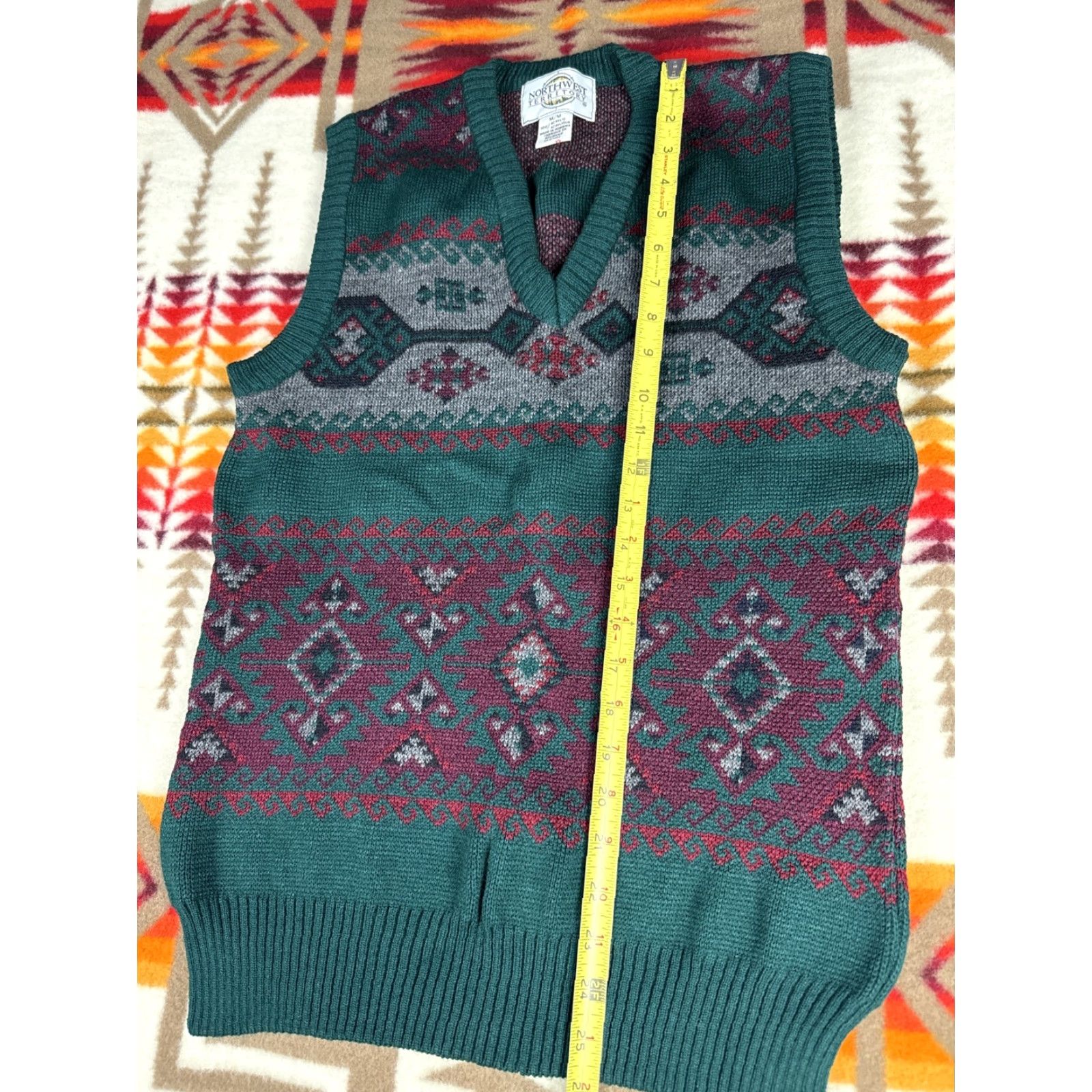 Vintage VINTAGE Northwest Territory Acrylic Sweater Vest Christmas Aztec Mens M Red sz M Size US M / EU 48-50 / 2 - 3 Thumbnail