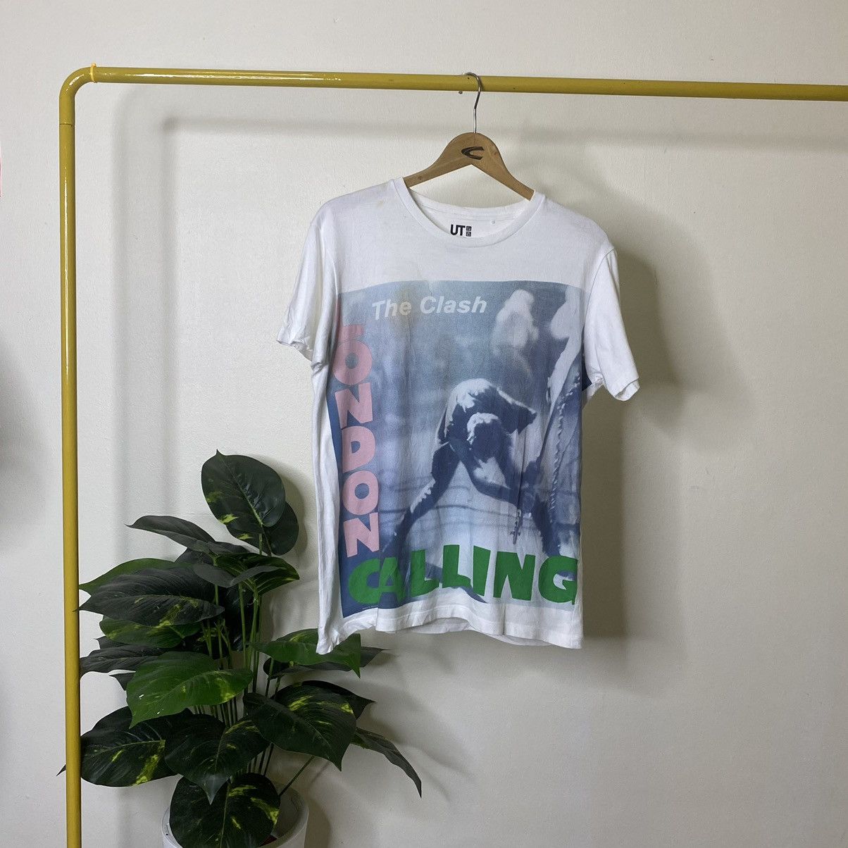 Band Tees × Japanese Brand The Clash London Calling x Uniqlo UT Tee Size US M / EU 48-50 / 2 - 1 Thumbnail