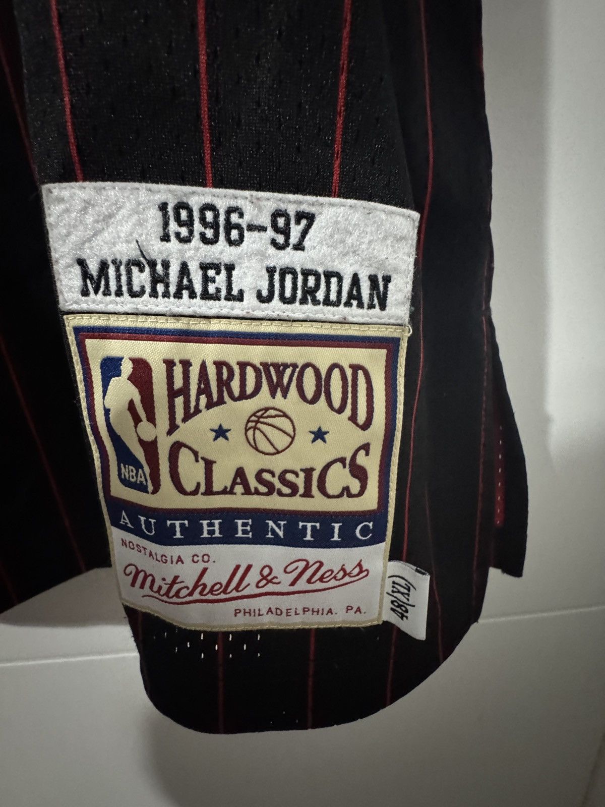 Mitchell & Ness Michael Jordan Bulls Jersey #23 (1996-97) Size US XL / EU 56 / 4 - 4 Thumbnail