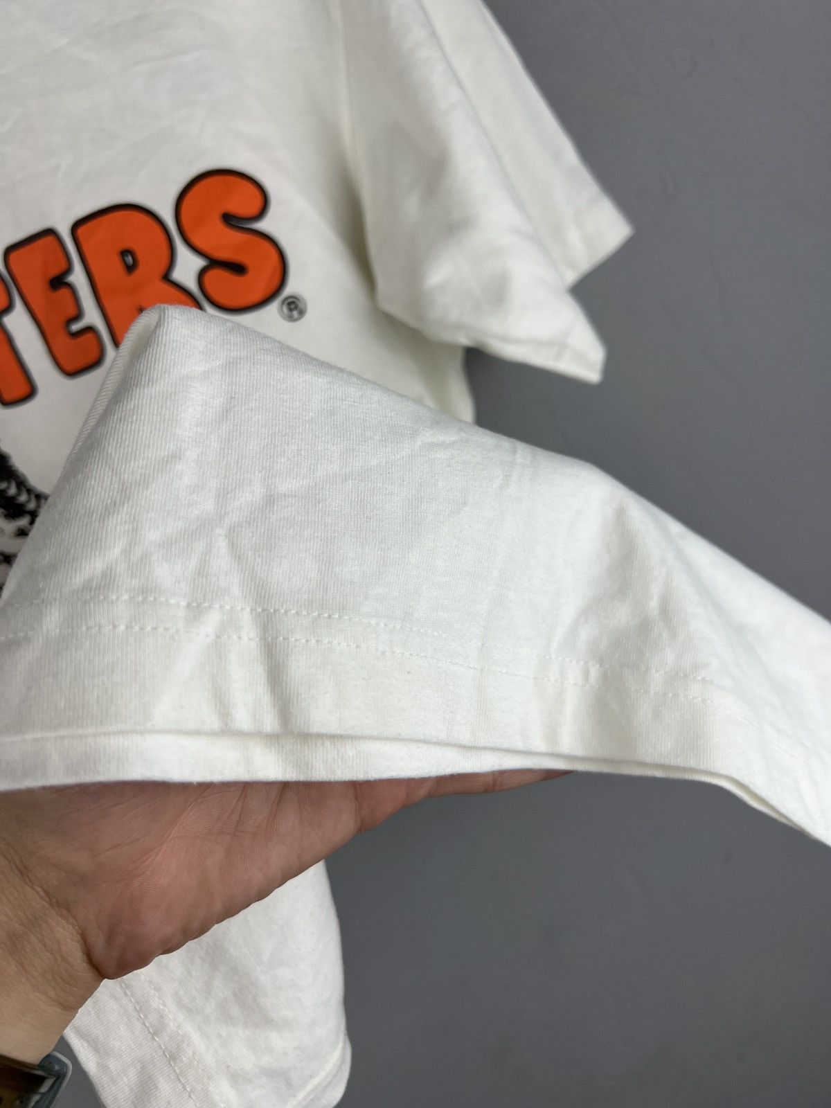Vintage Vintage Y2K Hooters Graphic tee Singapore Size US S / EU 44-46 / 1 - 6 Thumbnail