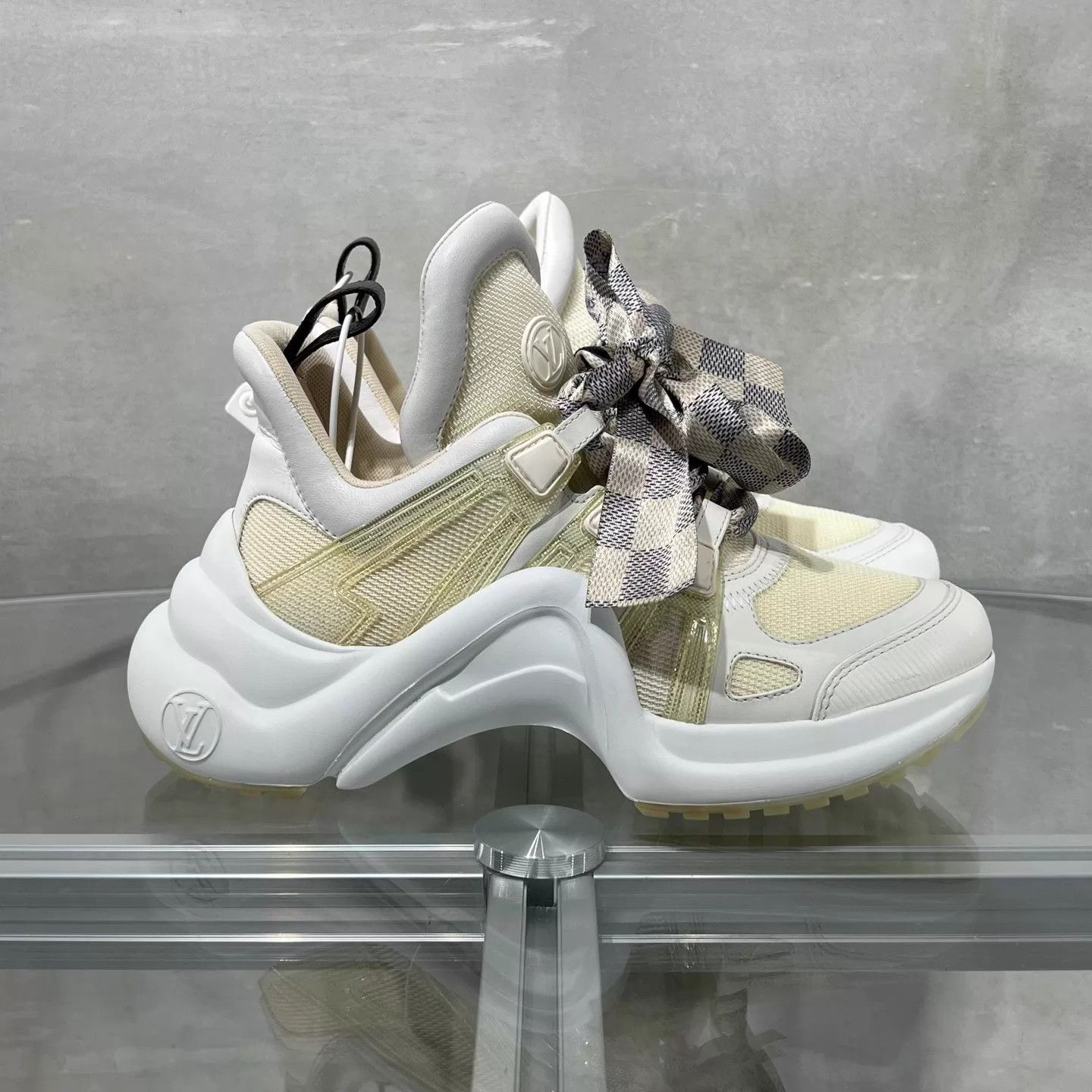 Louis Vuitton Louis Vuitton White Monogram Bow Dad Sneaker UK2 / 36 Size US 5.5 / IT 35.5 - 4 Thumbnail
