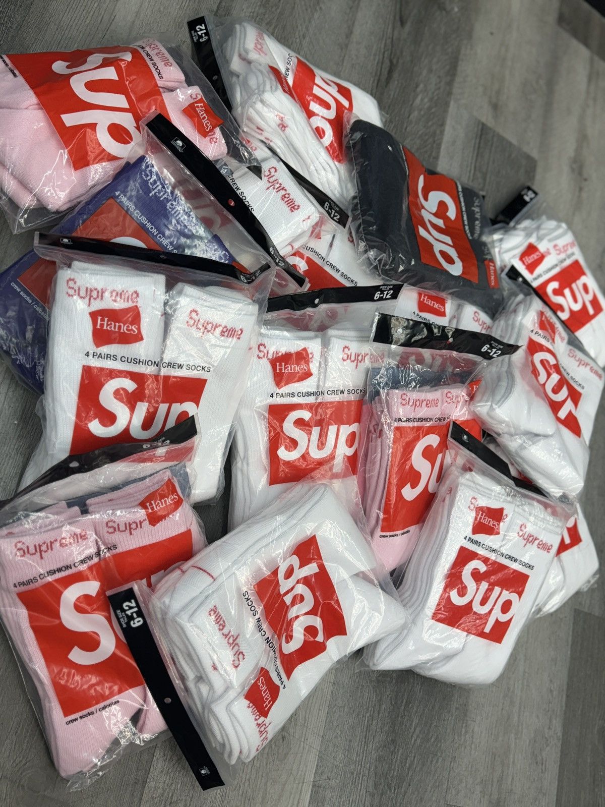 Supreme Supreme Hanes Socks (4 pack Sealed) Size ONE SIZE - 1 Thumbnail